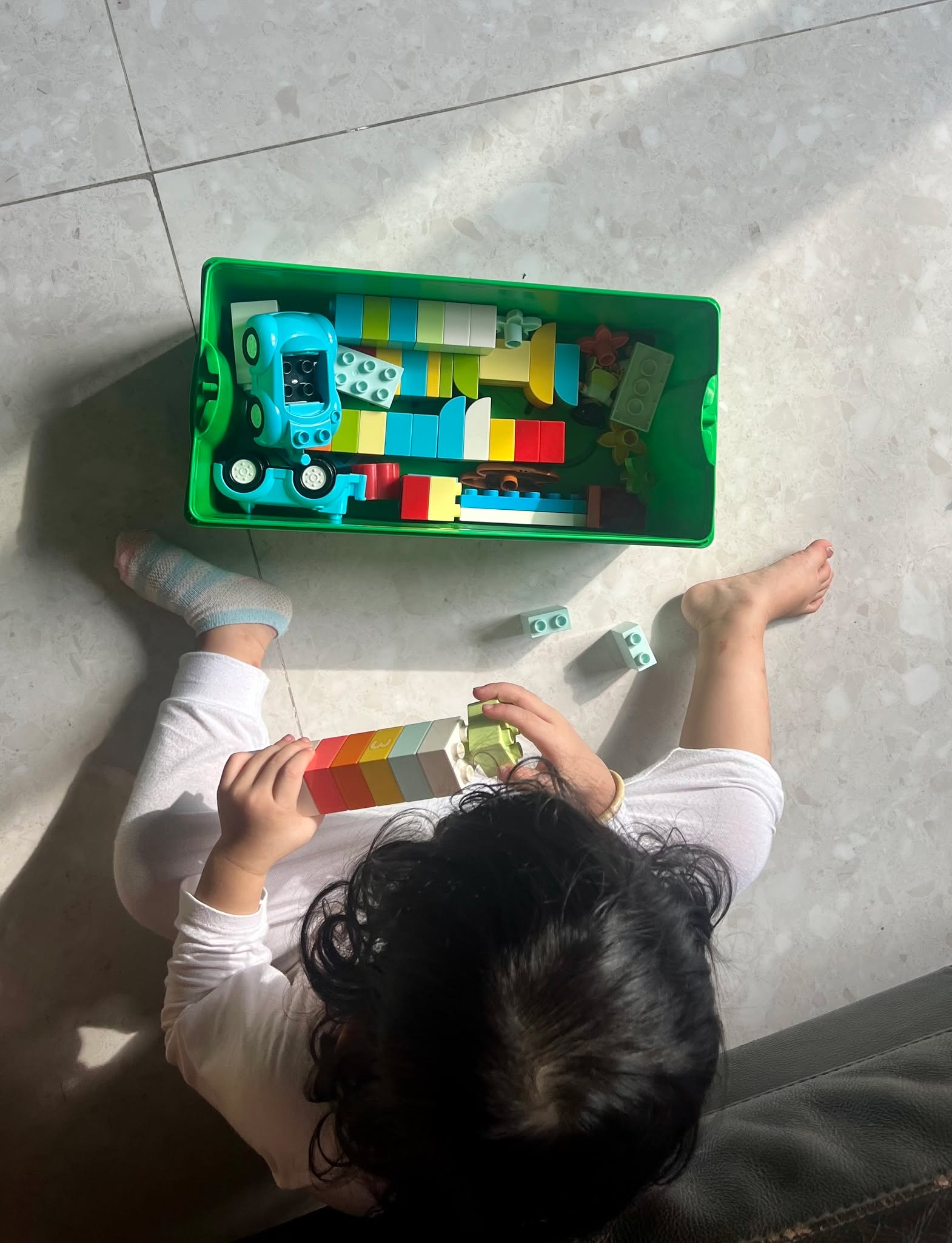 Self-reflection is superpower, Self-consciousness is strength.

Thứ 6 tuần trước tôi lại ngồi bầu bạn tâm sự, lần này là với các bạn đồng nghiệp dễ thương xinh đẹp (em trai cũng đẹp). Các mẫu chuyện càng về khuya thì càng đi sâu vào tâm hồn...tôi. Đang mùa mặt trời xa Sài Gòn nên cái đầu bự của tôi hoạt động như một chiếc F1 chạy ở xứ hàn, thành ra suy nghĩ nhiều - nói nhiều. Tôi chạy hết tốc lực để đến điểm đen tối nhất của cuộc đời mình. Tôi là dạng người luôn mở cửa tâm hồn, dẫn dắt bạn bè đi vào, phần để là nơi chia sẽ, phần để tìm sự đồng cảm, phần để gắn chặt với nhau hơn. Neo thả nơi biển sâu sẽ khó kéo lên hơn biển cạn.

Câu chuyện đau khổ nhất cuộc đời này tôi đã kể không ít lần. Cùng một kịch bản, mỗi lần diễn khác nhau một chút cho nó thú vị. Chỉ mình là thú vị chứ ai, người ta nghe lại hơn một lần làm chi. Quá đau khổ. Mỗi diễn giải khác nhau tùy vào đối tượng, tâm trạng, điều kiện, hoàn cảnh, tôi nhận ra được thêm một điều. Lần kể này cho các bạn, kể xong, tôi tự nói: vừa kể xong cho mấy đứa anh hiểu rõ ràng tại sao anh đau khổ rồi, tại sao anh hận cả thế giới, tại sao tất cả mọi người đều là xấu xa.

Tại vì tôi đang tự trách bản thân mình. Cơ chế tự vệ tâm lý của tôi không muốn trách bản thân mình bằng cách cho rằng những người khác có tội còn nặng hơn mình. Có tội, một hành động diễn ra trong đầu tôi chính xác như in. Vào đúng lúc tôi ngồi trên xe tang gục đầu vào quan tài của ba tôi trên đường đi hỏa táng, tôi mở phiên tòa và tôi là thẩm phán tối cao cầm cây thiết bảng phán xét tất cả thế giới rằng tại sao một thằng như tôi sống không ra gì với ổng mà mấy người còn có thể tệ hơn được! Xử xong cả thế giới, tôi cảm thấy vô cùng nhẹ nhõm. Tôi đạt được trạng thái free-peace-joy mà sư phụ tôi đã từng dạy. Nó rõ đến mức tôi lập tức bốc điện thoại lên nhắn tin cho sư phụ: sư phụ ơi con đã thấy tự do, bình yên, và vui vẻ. Ba đang nằm bên cạnh.

Tôi không hiểu nó là gì. Tôi không thể tin được chỗ tôi đang ngồi đáng lẽ phải nước mắt rơi không thể cản, mà lại giải thoát hoàn toàn. Tốt. Tôi tự nhủ, mày vẫn còn tỉnh táo để biết có gì đó không ổn. Kệ. Tận hưởng cảm giác này tiếp đi, khi nào khác thì sẽ khác.

Ba ra đi, là giải thoát cho ba. Giải thoát cho con nữa, A Bà. Từ giờ con đã có thể tự do lo cho cả thiên hạ, khi con còn sức. Con đã có thể tận tâm công hiến vào điều con tin, con thương.

Cám ơn tất cả những người bạn đã nghe qua câu chuyện đau khổ nhất cuộc đời này. Lần tiếp theo Lộc kể lại, bắt đầu vẫn sẽ kịch tính như cũ, đoạn kết đã đẹp hơn rồi. Vì vậy tôi rất trân trọng những người thích nghe tôi nói, mà không bình phẩm phán xét. Vì nếu ngược lại, tôi sẽ phải lo cãi với họ về điều họ không hiểu (hiểu: một thứ vô nghĩa, không hiểu: vô nghĩa hơn là vô nghĩa) mà không có thời gian dõi theo từng chữ mình phát ra có ý nghĩa gì với bên trong bản thân mình.

Tôi thấy vui.