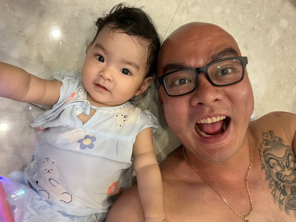 Lương và giá trị của người đi làm.

9 tháng 12 Năm 2006, lần đầu tiên tôi đi làm vì bị thằng bạn ép. Nó ép tôi viết CV rồi viết giùm tôi luôn, lần đầu viết CV tui biết mẹ gì để viết, có mẹ gì để viết. Lương 2,500,000vnđ/tháng ở Tìm Nhanh/Kiếm Việc, tôi nghĩ trong bụng khi ông CEO offer lương: má cái ông này, mỗi tháng tôi xài $400 (tiền tự kiếm được) mà ông 2tr5? muốn từ chối, nghĩ lỡ hứa với thằng chó @[100000032287003:2048:Phong Tran] sẽ đi làm...

16 tháng 12 năm 2006 Tôi vào Vinagame do anh Phạm Quốc Dũng đá CV tôi qua cho anh Tâm đang làm Yobanbe. Lê Thành Trung (tôi sẽ còn nhiều bài viết về anh) trả tôi 4,500,000vnđ/tháng với 1 câu kết em biết nhiều nhưng chỉ bề nổi.  Chấp nhận, 22t tôi rất nổi, 40t vẫn còn đang làm chuyển nông nổi đây.

Hơn 8 năm ở Vinagame, tôi chưa bao giờ đặt bất kỳ vấn đề gì về lương với bất kỳ bạn đồng nghiệp hay sếp, bất kỳ hứa hẹn, bất kỳ xin nghỉ để được cổ phiếu, bất kỳ điều gì! Nói là có nhiều tiền không cần, cũng đúng. Nói là thấy ai cũng than khóc nếu thêm mình than nữa thì chắc sếp khủng hoảng, cũng có một chút. Nói là tôi đi làm vui quá, học được nhiều, gặp được nhiều người, được làm nhiều, thì có lương không ít là được. Tóm lại tôi đi làm chưa bao giờ quan tâm về đồng lương! Vậy mà năm thứ 7, có thằng nói tôi mày lương cao rồi không tăng năm nay nhe. Đụ mẹ nó. Tao có quan tâm lương đâu cần gì nói cao thấp để không tăng hả?

Cho đến ngày hôm nay, năm thứ 20 trong sự nghiệp, lương không quan trọng!

Cho nên đừng ai đừng trước mặt thằng này vỗ ngực tao phải lương nhiêu đây mới xứng đáng, tao phải lương cao nhất công ty này, công ty kia kêu tao lương 200tr mà tao vẫn ở lại đây, tao phải tao phải, và tao phải.

Lương cao giúp bạn có áp lực để làm nhiều hơn hay lương cao làm bạn thành người quan trọng rồi hết động lực? Lương cao để bạn thấy bạn cao hơn người khác, rồi thành vô dụng lúc nào không hay?

Giá trị của bạn nếu đo được bằng tiền, là rất rẻ.