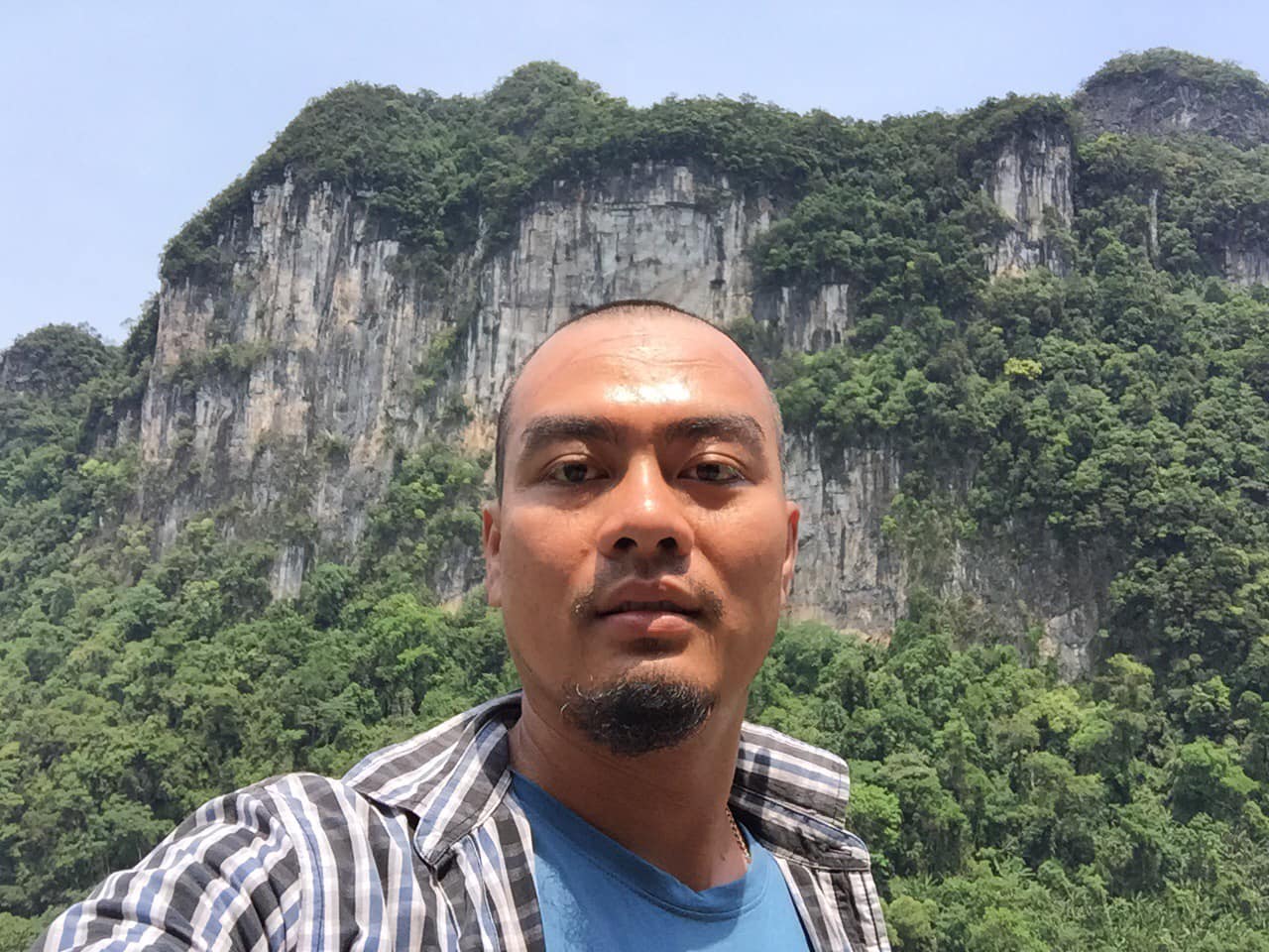 Ngày hôm qua, đọc đoạn của chú Ngọc viết về đi du lịch một mình cảm thấy chú viết hay. Nhưng trong lòng vẫn thấy có gì đó.

Năm 2015 mình quyết định đi một mình từ Nha Trang ra Hà Nội. Vốn không phải là một người có kế hoạch tốt nên nếu theo chú Ngọc viết thì mình cũng chả dũng cảm gì. Không lo lắng thì không sợ hãi. Không sợ gì thì cần gì dũng cảm. Vậy là mình đi.

Đi xong mới thấy mình dũng cảm. Dũng cảm một mình. Không điện thoại, không internet. Lúc đó mình thật sự một mình.

Trong một thời đại mà con người ta luôn kết nối thì sự không kết nối trở nên cần thiết. Luôn kết nối tạo nên ảo giác lúc nào cũng có người bên cạnh. Có người bên cạnh là tốt, dành thời gian cho mình cũng có ý nghĩa. Người ta nói thời gian là tiền bạc, vì nếu dành thời gian đi chơi để kiếm tiền ắt sẽ sinh ra tiền. Thời gian là tri thức, vì nếu không kiếm tiền mà dành thời gian để học ắt sẽ học thêm nhiều điều. Thời gian là tình cảm, vì nếu không học không kiếm tiền thì có nhiều thời gian để cho yêu thương. Người ta hay nói hãy giành nhiều thời gian cho những người mình yêu thương.

Chuyến đi năm đó lần đầu tiên mình đi xa một mình. Lần đầu tiên mình dành thời gian yêu thương bản thân mình. Cũng giống như khi giành nhiều thời gian cho một người nào đó, mình hiểu người đó hơn. Mình cũng đã hiểu mình hơn.

Hãy dũng cảm đi một mình, dũng cảm để yêu thương. Vì thời gian của mỗi người là hữu hạn.