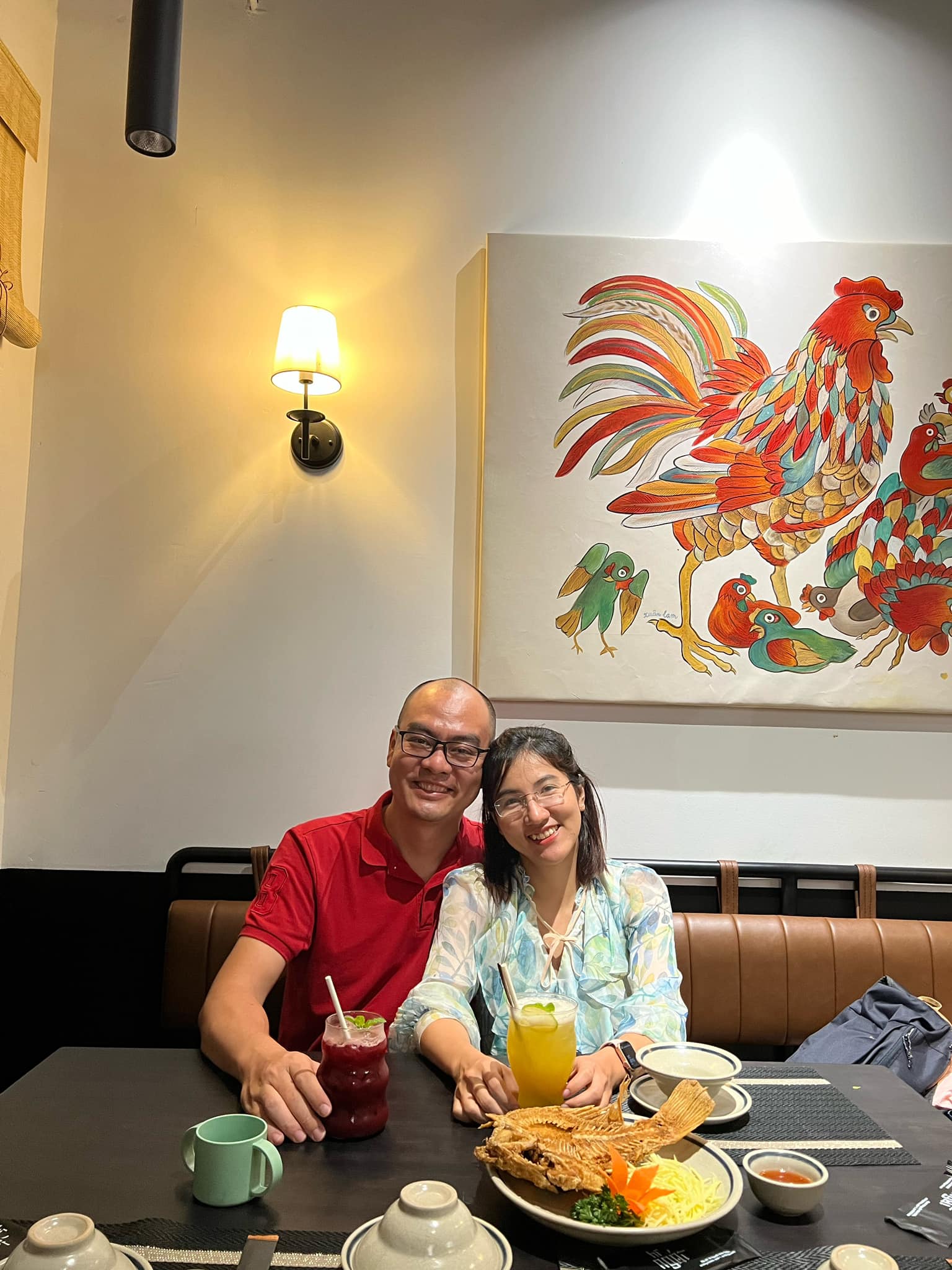 Đầu năm viết về tình yêu

Tôi yêu lần đầu năm học lớp 2, tương đương bảy tuổi, người bạn tên Duyên. Tuổi này tôi đã biết tặng bạn quà nhưng do không có thông tin bạn thích gì nên tôi tặng luôn hai tờ hai trăm đồng. Năm 1991 nếu tôi nhớ không lầm thì mỗi ngày được má cho hai trăm đồng đi học, nên bạn được tặng bốn trăm là cả sự đầu tư nhịn ăn. Nói vậy chứ bạn cũng đâu có nhận được bốn trăm quý giá này, do tôi đâu có dám đưa tận mặt! Tôi lớp hai sợ gái còn hơn sợ ma ấy, nên tôi chỉ dám lén nhét vô học tủ chỗ bạn ngồi thành thử bạn mà có nhặt được chắc cũng đưa cô giáo. Hoặc thằng nào học buổi khác nhận quà tôi và thành người yêu không biết…

Sự say mê phái nữ của tôi bắt đầu sớm nhưng lại nở muộn, mười ba năm sau tiếng sét đầu tiên đó tôi có thêm tám lần bị sét đánh nữa, đến năm hai mươi tuổi mới có người yêu. Yêu là yêu luôn mười một năm.

Chia tay người yêu đầu tiên và công ty đầu tiên vào đầu năm 2015, tôi thử sức cùng mấy ông anh mở game studio. Chọn được văn phòng trên đường Dương Bá Trạc, quận 8, anh tôi đầu tư xây văn phòng thiệt là đẹp. Làm được một thời gian tôi dùng thử cái ứng dụng mà thế giới cứ quảng cáo là hay ho xịn xò: Tinder. Tôi dùng Tinder để thoả mãn tính tò mò và thói quen tìm hiểu ứng dụng mới lạ xem có gì hay, hoàn toàn không để thoã mãn gì khác. Quẹt trái, quẹt phải, ứng dụng này tôi thấy vui nhất là được ngồi bình phẩm và phê phán phái nữ chứ tôi đâu có muốn tìm bạn. Cuối cùng có một đứa nhảy vô bắt chuyện, lịch sự nên tôi trả lời. Bạn bắt đầu câu chuyện bằng việc cạnh khoé mấy thằng đi xe mô tô, rồi qua chuyện đi làm, điện ảnh, âm nhạc. Bốn năm sau đó tụi tôi cưới nhau.

Người bạn này là người đầu tiên tôi biết mà không thông qua mối quan hệ nào khác, cám ơn Tinder. Cám ơn game studio, cám ơn Dương Bá Trạc. Nếu không nhờ cái địa thế văn phòng lúc đó nằm cách nhà bạn một kí lô mét đường chim bay thì còn lâu tôi mới có vợ. Do bạn chỉ để khoảng cách ngắn để từ quận 4 bắt chuyện được mấy ông Tây quận nhất, nhằm mục đích học tiếng Anh qua chat chít.

Mối quan hệ trên trời rơi xuống này vậy mà như đã an bài từ kiếp trước. Bạn tuổi Thìn, là con rồng thứ 7 của nhà tôi. Con chuột Lộc được tới bảy con rồng hỗ trợ. Ba bạn sinh ra và lớn lên ở phường 5, thị xã Vĩnh Long như tôi, nhà của ba vợ tôi là chỗ tôi cũng hay qua phá, tôi phá khắp phường 5. Mẹ của bạn quê ở Bến Tre như má tôi. Ngoại của bạn cũng sinh ra ở Bến Tre như ngoại tôi. Ngoại của bạn lấy chồng ngoại quốc người Ấn, nội tôi lấy chồng ngoại quốc người Hoa. Khi tôi mới qua nhà bà con bạn ở Vĩnh Long, tôi toàn gặp người quen. Chú bạn và tôi đã biết nhau hơn chục năm, dù không biết tên hay nói chuyện bao giờ, ngoài chợ Vĩnh Long. Tôi bán trái cây, chú bán cơm tấm. Bất ngờ nhất là tôi gặp lại được cô giáo dạy tôi lớp chồi. Tôi nhớ cô rất rõ vì cô Loan hung dữ dữ lắm! (Với lại trí nhớ của tôi cũng siêu việt nữa) Mấy đứa nhóc mới đi học cứ nhõng nhẽo là bị cô tét đít. Cô Loan là cô bà con của bạn…

Cả đời tôi sẽ không quên được cái ngày gặp lại cô. Hôm đó ba vợ nhờ tôi mang tiền về Vĩnh Long cho cô. Tôi chạy qua nhà và hỏi tìm cô Loan, cô xuất hiện tôi cũng chưa nhận là bà giáo tét đít mình ngày xưa. Cho đến khí nhận tiền, cô cảm ơn và nở nụ cười. Tim tôi như đứng lại, ủa cái nét mặt này là! Tôi đi học nhớ bạn nhớ bè, nhớ tình cảm đầu tiên bắt nguồn như thế nào, nên nhớ luôn các thầy cô giáo. Tôi đã luôn nghĩ về người cô đầu tiên này và mong được gặp lại một lần. Nhưng cứ như yêu ấy, đâu dám nghĩ mình diễm phúc đến vậy…Cái cảm xúc hạnh phúc mà không dám hạnh phúc tràn ngập người tôi trên cả đoạn đường chạy về nhà hôm đó trên chiếc xe Wave cà tàn của ông anh ba. Quay lại Sài Gòn, gặp ba vợ tương lai tôi hỏi ngay tiểu sử cô Loan. Ngày xưa cô làm gì vậy ba? Cô làm cô giáo. Cô giáo dạy lớp mấy vậy ba? Cô dạy mẫu giáo. Cô dạy mẫu giáo trường nào vậy ba? Trường phường 5. Năm nào vậy ba? Năm tám mươi mấy. Cô Loan dạy mẫu giáo của con!

Tôi không đi tìm người, tôi có được người. Có người, tôi tìm lý do để yêu người, tìm thấy nhiều quá! Tôi chọn yêu mãi.