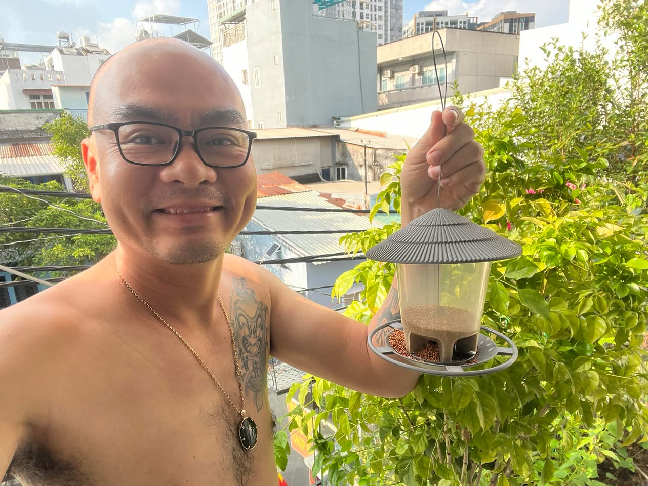 Hồi lúc 7 tuổi, tui bày đầu với ông anh đi tìm chim sẻ bắt về nuôi, rồi mua luôn một cái chuồn cho nó. Còn mua thức ăn và đồ đựng nước. Nuôi được ba ngày, bị ông già phát hiện đánh một trận tan tác chim muôn. Vừa đánh hai đứa vừa dạy: hai đứa bây có biết chuyện này là gì không? Nuôi được mấy bầy cá tưởng mày giỏi rồi hả? Nuôi chim tụi bây có biết là quên cho nó uống nước là nó chết không? Cá trong thao cá thích, chim trong lồng chim khổ lắm thì sao?

Lần đầu phóng sanh con chim mới thấy ba dạy đúng khi chim vui.

Rồi sau này lớn lên xem phim hay thấy người phương Tây hay cho chim hoang ăn. Tôi lên mạng mua một cái thử xem, ở Việt Nam không ai bán có lẽ người mình thích tự chăm từng em mồ côi cho tốt mỗi ngày nên phải chờ nước ngoài gửi về. Mua ít hạt kê, treo trước hiên nhà.

Ba năm trôi qua, cái lồng đồ ăn chưa có vơi, hạt kê cũng đen hết, lâu lâu nghía thăm xem có giúp được bạn nào chưa. Hoài không thấy ai được giúp. Đến sáng ra, vợ nói có mấy bạn nào đó chui vô lồng đồ ăn bị kẹt. Tôi hỏi bạn nào? Ừa thì mấy bạn chim sẻ chim én đó ba, tụi nó chui vô ăn rồi kẹt mãi mới chui ra được. Thiệt hả? Tôi mừng hết sức kết quả của sự chờ đợi. Bịch kê để đổ thêm cũng bị đem bỏ mất rồi, đi mua vài bịch dự phòng thôi!

Sự rãnh của nó là cái gì cũng làm, cái gì cũng thử.