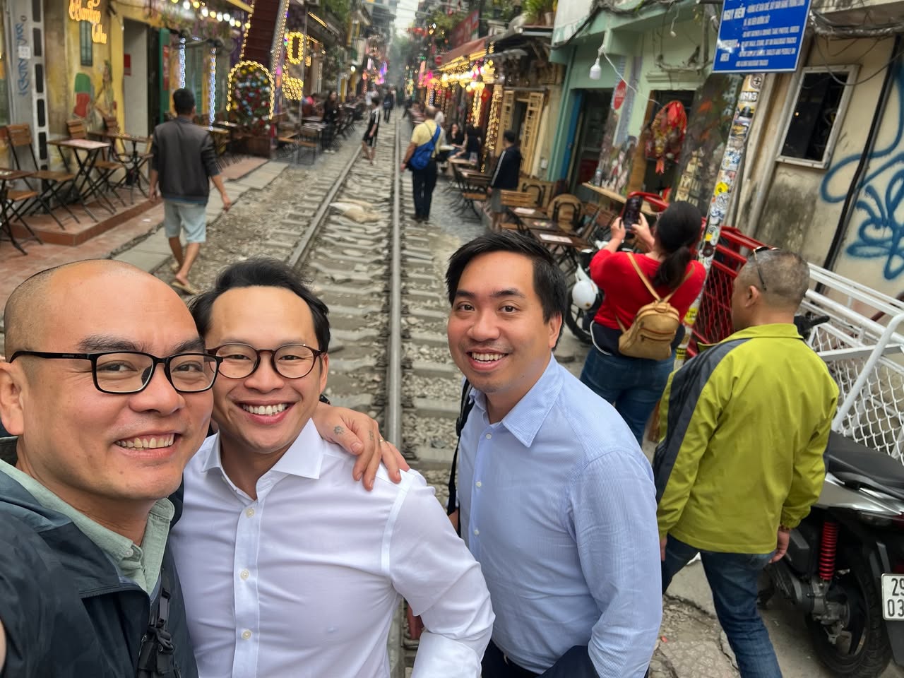 Tháng 5 năm 2002, chuẩn bị thi Tú Tài và Đại Học.

Tôi ngồi uống Café cùng thằng bạn Huỳnh Gia Tài sau khi đánh nhau mệt mỏi cả ngày trong Starcraft. Hỏi nhau về nghề nghiệp tương lai, mày muốn làm gì, tao sẽ ở đâu. Tài học xong 12 nó sẽ đi định cư ở Mỹ. Nếu nhớ không lầm thì nó thi toán Olympic có hạng được tuyển thẳng vào đại học. Còn tôi thì nắm chắc phần rớt đại học. Kẻ được học, không cần thi, lại không học, người muốn học không được học.

Tài nó bảo tôi cố gắng lên, chịu khó một chút thì sẽ được thôi. Thua năm nay thì mày thử lại thêm năm sau. Rồi nó chia sẻ giấc mơ sau này sẽ xây dựng một đội quân người máy hùng hậu để thống trị thế giới. Giống như cách nó đã thống trị phong trào Starcraft ở Vĩnh Long và tập cho tôi chơi để thành cặp đôi kẻ tám lạng người nữa cân. Đến đoạn thống trị địa cầu, không ai có thể chống lại, tôi thấy thua rồi nó đã giết hết. Phải có đường thắng nó chứ? Chắc chắn là có! Thua nó nhiều rồi, lật kèo nó cũng nhiều lần rồi, không thể thua được! “Vậy tao sẽ làm hacker, tạo ra một con virus để có thể xâm nhập vào mấy con người máy của mày, giống như tao đã dùng mass Dark Archon với Mind Control để thắng mày nhiều lần! Mà khả năng làm hacker của tao cũng thấp, vậy tao sẽ thuê hacker làm ra con virus. Tao sẽ không nói hacker virus này làm gì, như vậy sẽ không tốn nhiều tiền để thuê hắn”.

Nó thua rồi. Thua 24 năm trước. Thua 24 năm sau. Có anh Zít @[100003320395826:2048:Phuong Bui Minh] cũng thua trên đoạn đường 24 năm này.

Ai biết được software sẽ thống trị thế giới? Ai biết được AI sẽ làm được gì? Chỉ biết nghĩ. Khi lý thuyết đủ vững, chờ đủ ngày lý thuyết sẽ thành hiện thực. Ngày ngày đóng góp, xây dựng để xây dựng ước mơ.

Tôi đặt tên ước mơ là Oasis, ở công ty của tôi tên là Papaya, cùng đồng đội anh em mà tôi gọi là anh em kết nghĩa vườn đào. Oasis sẽ là nền tảng cung cấp Agent cho các đối tác như là Service-As-A-Software (not a typo, this is a new age of SaaS). Oasis sẽ được chăm sóc bởi những con người tận tâm muốn phụng sự, các Agent được sinh ra với một tâm hồn, truyền từ cái tâm của người làm: mang lại giá trị cho khách hàng.