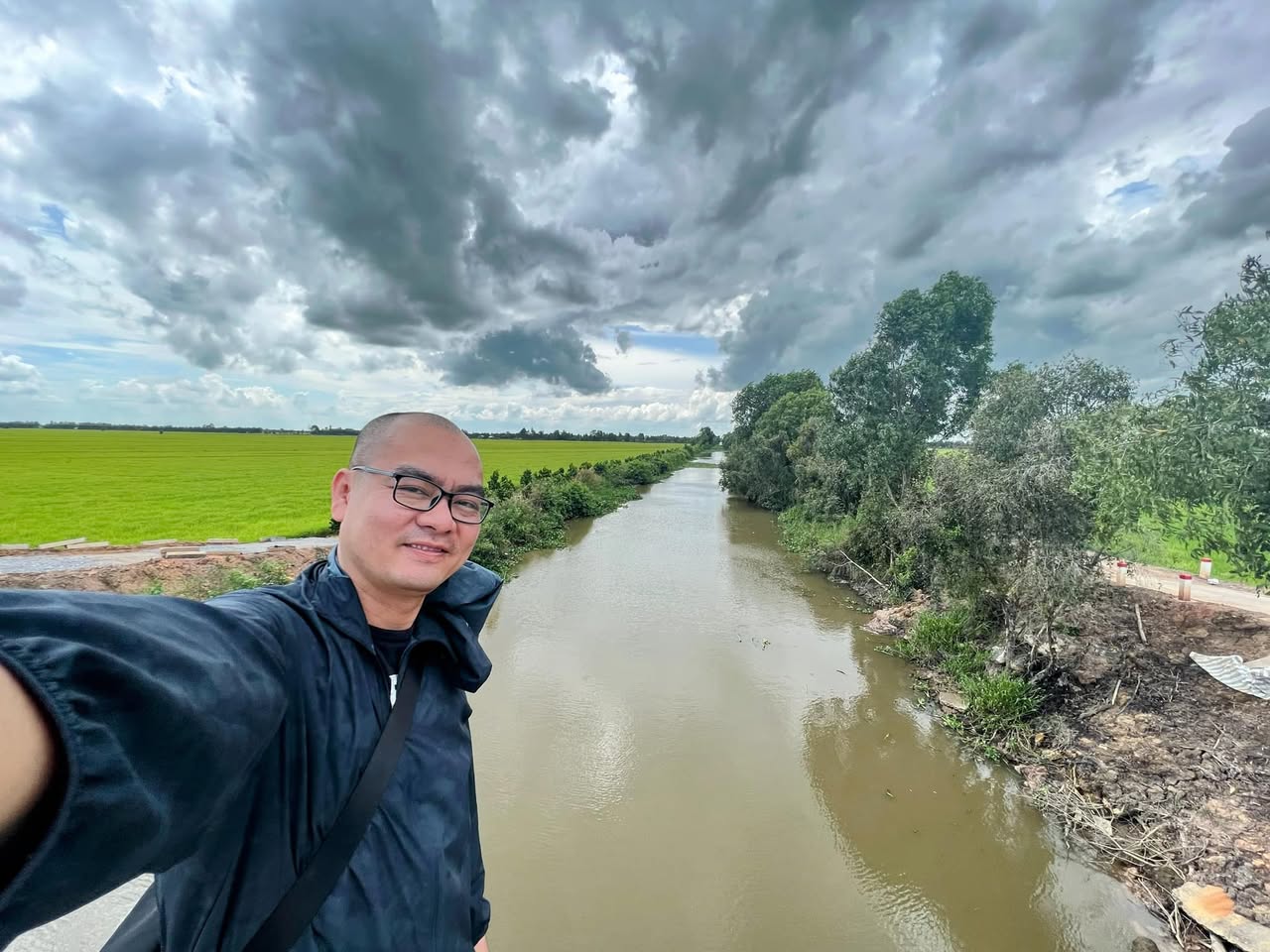 Hai mùa mưa nắng

Năm 2018, người yêu tôi (bây giờ là vợ) chẩn đoán tôi bị rối loạn lưỡng cực (bipolar disorder). Thông tin chấn động này giúp tôi hiểu rõ bản thân hơn bội lần như Ngộ Không giác ngộ lần thứ 9. Dùng lý thuyết này áp dụng cho quá khứ của cả đời, tôi thấy vô cùng hợp lý: lúc tâm lý ở cực Nam tôi bàng quang dù trời có sập, lúc tinh thần ở cực Bắc tôi một mình làm tất cả không cần ai giúp để chống cho trời không sập. Cách hoạt động này phải xuất hiện từ độ tuổi số nguyên tố thứ hai!

Mỗi năm tôi lại tìm thêm thông tin, theo dõi thêm diễn biến tâm lý cảm xúc của bản thân để kiểm chứng chẩn đoán này chính xác không. Bản thân không cho phép xem điều gì là “xong rồi”, là “mặc định”. Càng theo dõi càng thấy sai hơn. Đúng: trạng thái tâm lý ở hai thái cực của tôi rất xa nha: buồn thì như hố đen, vui thì như mặt trời. Sai: mỗi năm chỉ có hai chu kỳ, mỗi chu kỳ rất dài (5-6 tháng). So với bipolar họ có chu kỳ ngắn hơn (1-4 tuần) và rất bất chợt, không cố định.

Chu kỳ mặt trời lần trước kết thúc ở bài viết hồi tháng 3, chu kỳ hố đen kết thúc ở bài tiếp theo sau bài đó mấy tháng.

Không phải luôn luôn nhưng hai chu kỳ này của mình đúng vào thời điểm nắng nóng khó chịu và mát mẻ. Giống kiểu người ta chửi tâm lý y như thời tiết ấy. Tôi thì chịu, thời tiết của tôi nó đã vậy từ 3 tuổi thì mấy chú mấy bác ráng mà chịu giúp. Không chịu nổi thì cứ chửi như mấy thằng sếp cũ: nó vui thì nó làm ghê lắm, nó buồn nó đéo làm gì luôn. Em không làm gì được mấy anh ơi! Chờ em đầu thai mới khác được! Mà trước khi em đầu thai em chỉ có thể: thay vì làm ghê đều cả 365 ngày (làm dzì có thằng này trên đời hả mẹ), em ngủ 6 tháng rồi 6 tháng còn lại em làm bằng người khác làm 2 năm được không? Nóng nực quá đầu không nghỉ nổi thì cho em đi ngủ anh ơi.

Tôi đi tìm câu trả lời tại sao. Hỏi mãi không có lời đáp, chắc phải sống tới 100 tuổi mới rõ lẽ. Hiện tại tôi chỉ có hai cách trả lời:

Cái đầu tôi nó như cái đầu máy hơi nước. Suy nghĩ nhiều, toả nhiệt nhiều. Nhiệt độ thời tiết cao sẽ làm đầu máy quá tải do nóng, nhiệt độ thời tiết thấp giúp tản nhiệt sẽ đạt công xuất tối đa. Khi quá tải sẽ sụp nguồn, ngưng chạy.

Hoặc

Mùa nắng nóng miền Tây đất đai khô cằn, hoa cỏ héo úa, cây trái ủ rũ, ruộng lúa nức nẻ, cá tôm ốm đói, thành ra con người ở đó sao vui nổi khi không có đủ để ăn, hoa để ngắm, nước để uống. Hàng năm, sau ngày giải phóng miền Nam là trời bắt đầu mưa, đến tháng 7 âm lịch cây cối xanh tươi khắp, mưa lại nhiều hơn như để thúc đẩy cây ra hoa kết trái, con cá con cua cặp đôi. Ngồi một mình trong chòi giữa trưa trên cách đồng lúa dậy thì, dù đang mưa mù mịt hay nắng chói chang, ai mà buồn. Mỗi lần ở đó tôi đều không muốn về, cầu cho nắng ơi đừng tắt mưa ơi đừng ngơi. Nếu xứ thần tiên có thật, xứ thần tiên sẽ có màu xanh, mùi lúa, chim kêu, gió mát, ngọt của cây nhãn lồng chim ăn dỡ. Tôi sinh ra và lớn lên ở đây nền hoạt động đồng bộ theo, thành ra tâm hồn tôi thuộc về nơi gọi là:

Quê em hai mùa mưa nắng
Hai thôn nghèo nối liền bờ đê…