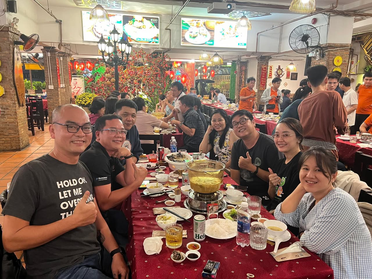 Tham vọng đủ lớn, ấp ủ đủ lâu sẽ gặt hái được thành quả

Vừa đi học mẫu giáo đã được cô cho làm lớp trưởng, tính luôn 2 năm này thì cuộc đời đi học mình làm thêm 8 năm phổ thông là 10 năm làm lớp trưởng.

Lớp 8 bị sa thải giữa nhiệm kỳ vì trốn học 1 buổi duy nhất trong 12 năm đi học. Lớp 10-11-12 từ trường làng lên trường chuyên, học chỉ mơ không đội sổ chứ không dám nghĩ lãnh đạo lớp. Vẫn luôn tham vọng có ngày nào đó mình lấy lại vai trò lãnh đạo cao nhất của một nhóm đông thành viên.

Quan sát cách hoạt động của thằng lớp trưởng, thấy không chỉ nhân cách mà khả năng lãnh đạo cũng tào lao luôn. Các bạn khác bị sức ảnh hưởng từ ba má nó và các thầy cô khác, khó nhận ra hoặc thấy cũng không làm gì khác. Không tìm được cơ hội lật đổ, thôi thì cho nó biết mày giỏi tất cả môn học nhưng Anh Văn tao chỉ đua với đứa giỏi nhất lớp là phó học tập, chưa tới lượt mày, còn ứng xử với bạn bè thì tao đã có kĩ năng cao từ mẫu giáo rồi. Tao cũng không cho mày cơ hội nói xấu tao, cái gì mày làm không tốt tao cũng không làm, không khéo bị coi là lạm quyền, vượt trách nhiệm. Với đứa con thầy chức to, cô dạy giỏi, không ai xem hành động của tao có chủ đích tốt. Tao chỉ làm cho mọi người những thứ mày không làm. Quá nhiều thứ, mày chỉ biết có lợi cho lớp mình mà đạp lớp khác, có lợi cho thầy cô, có lợi cho trường, có lợi cho mày. Tao biết cách tạo giá trị cho từng người, cho lớp mình, cho lớp kế bên, cho từng thầy cô và trường.

Tao tổ chức sinh nhật cho lớp theo tháng hoặc 1 nhóm tháng gần nhau. Kêu gọi mọi người đóng góp, tuỳ khả năng. Tổ chức 8/3 cho các bạn gái. Làm xong mới biết tháng 10 có nhiều sinh nhật nhất, tính ngược lại 9 tháng “À! Thì người ta nói ra giêng anh cưới em mà!” Ngày xưa hết mùa lúa thu đông, ông bà vác gạo qua xin cưới cho con trai.

Học xong lớp 12, xem coi chuyện gì xảy ra. Tôi không muốn nghỉ học, cũng không biết làm sao giữ quan hệ lâu dài. Mỗi năm bạn bè tụ tập, thêm một năm, ít hơn 1 bạn, ít hơn 1 lần gặp. Đến gia đình riêng, có khi chỉ có 3 thằng ngồi nhậu, có lúc có người này, có lúc có người kia, khó mà đủ hết. Mày xuất hiện đúng một lần với người con gái tao đã đơn phương yêu từ lớp 11 đến hết năm đầu sau 12 là hết thảy 3 năm. May là mày không xuất hiện nữa, chứ mày mà đi thường xuyên thì chắc tao không còn bạn cấp 3 nào. 

Gần 20 năm sau, 1 năm 1 lần được vài mống. Hỏi thăm đứa này đứa kia đang ở đâu, từ khi ra trường chưa gặp được, năm nào cũng cộng thêm 1 năm vào số năm chưa gặp thằng này, con nhỏ kia…mình cũng muốn gặp nữa, cũng cộng mỗi lần gặp một năm vào số năm chưa gặp bạn này bạn kia… Một ngày nọ bảo lòng nhất định phải sửa tất cả số đó thành 0 mới được!!!

Còn cơ hội nào bằng cái ngày chỉ diễn ra một lần trong đời mình: cưới vợ. Đẩy mấy bạn vào cái thế khó từ chối. Không phải chỉ gặp trong đám cưới, lấy lý do để kêu nó xuất hiện là chính.

Làm được vài năm, mấy bạn trao cho thêm chức văn thể mỹ với trách nhiệm kêu gọi mọi người nhậu. Chức nào cũng nhận, tên nó là gì cũng được, kết quả nào giá trị là làm hết. Cho cái gì cũng là sự công nhận.

Làm tốt hơn nữa, mỗi năm thêm một vài bạn. Gặp nhau hỏi là bữa giờ sao mạy, không còn câu 5 năm hay 20 năm hay từ khi ra trường tới giờ tao mới gặp mày đó. (Đứa nào năm nay không đi thì nhận trách nhiệm năm sau cho tao).

Tới năm nay các bạn mới cho phép lên chức Lớp Trưởng, trả lại luôn 1 lần 24 năm. Không có tính 10, 11, 12 nha, mấy năm đó không phải của tao.

Cảm xúc mãn nguyện (satisfaction/fulfillment/accomplishment) nó tràn đầy cho cả 42 năm. Vui từ tối qua còn lâng lâng, thành tựu này mang theo cả cuộc đời được rồi. Muốn mang theo mãi thì các năm sau phải làm tốt hơn nữa.

Tao tham vọng phụng sự bạn bè, tao không sợ điều thị phi nào hết. Quân tử trà thù mười năm chưa muộn, 23 năm mới xong.