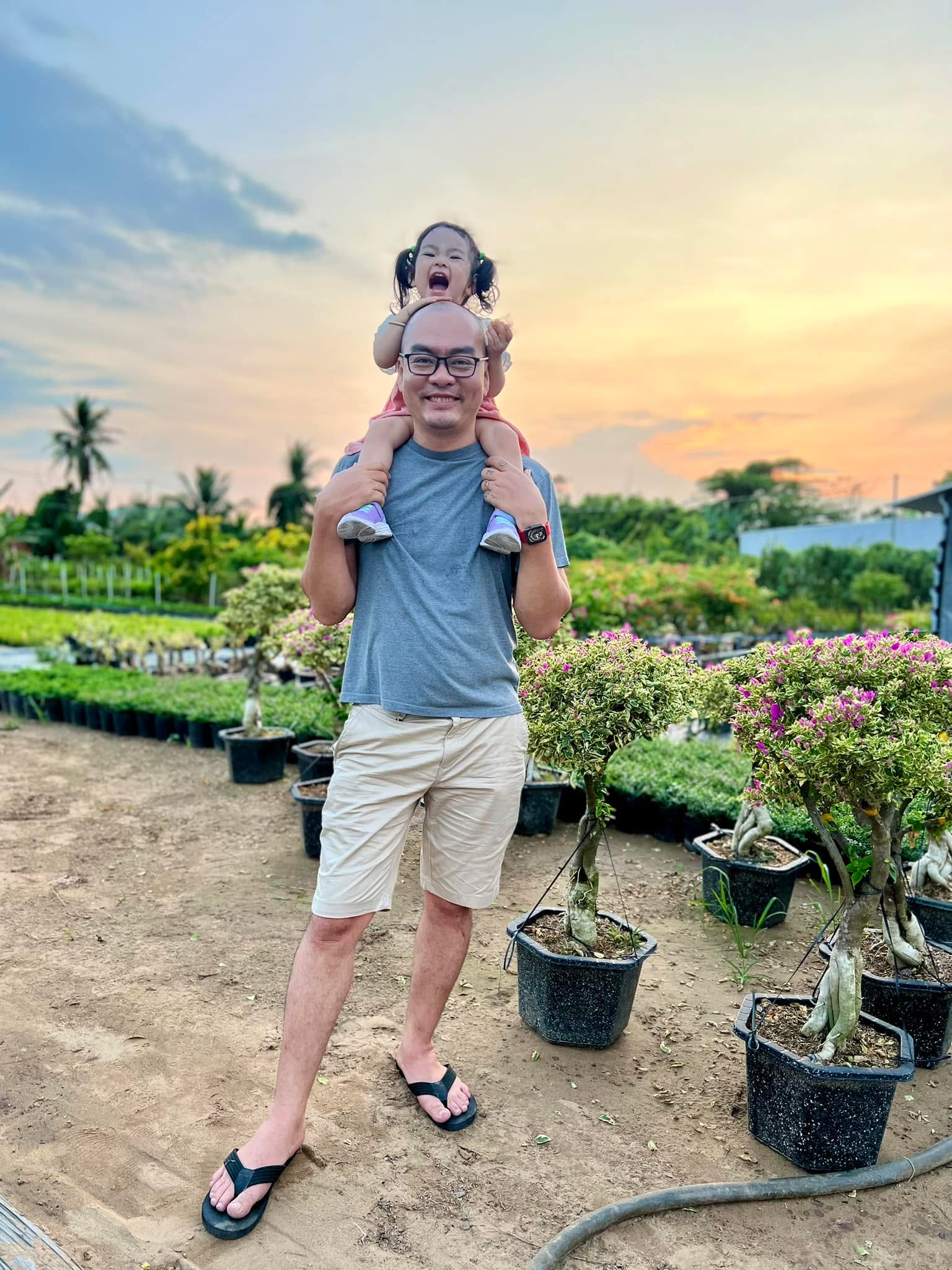 Vợ tôi không tin nổi là cái đầu bự của tôi luôn ý thức được mặt trời đang ở vị trí nào trên bầu trời. Nghe thử xem dễ hay khó để biết:

Để biết mặt trời đang ở đâu, hãy hỏi thời gian ơi bạn đâu rồi.

- Tháng này mặt trời lặn sớm hay muộn? Tháng năm chưa nằm đã sáng, tháng mười chưa cười đã tối. Còn hơn 1 tháng nữa Tết, vậy tháng này gần tháng 10, mặt trời lặn sớm.
- Hôm nay ngày mấy âm lịch? Hiện là hơn 15/11 âm lịch, tầm 18 vì ngày thứ 4 ngồi với @[100001508259833:2048:Lộc Nguyễn] có nhắc chỉ còn đúng 1 tháng 15 ngày là Tết, phải làm hồ lẹ cho anh ăn Tết. 18/11 thì xa tháng 10 hơn 1 chút, cười được chút mới tối.
- Bây giờ là mấy giờ? Xuất phát đi chơi lúc 3h hơn, từ chợ Vĩnh Long lên Sa Đéc tầm 20km - đi mất 30-45p. Ghé quảng trường Sa Đéc tầm 1 tiếng, dị chi tầm 5h30. Từ khi đến nơi, đi bộ đến chỗ chụp hình tầm 15p. Vậy là 5:45 chiều, mặt trời chạy trốn rồi chỉ còn để lại ánh sáng của nó 10p trước.

Mày coi đồng hồ là biết giờ liền bày đặt!

Tôi hoạt động cả đời không có đồng hồ, mới mang đồng hồ gần đây như là công cụ để kiểm chứng thời gian là phụ, theo dõi sức khoẻ là chính.

Tôi đưa điện thoại cho vợ chụp hai cha con khi mặt trời lặn đằng sau lưng.

Nếu bạn muốn nhờ mặt trời mà sáng, hãy đặt bạn - camera - mặt trời khi mặt trời đang nhìn.
Nếu bạn muốn sáng hơn bầu trời, hãy đặt camera - bạn - mặt trời khi mặt trời chưa xuất hiện hoặc đã bỏ đi.

Tôi sẽ kể cho bạn về mặt trăng trong một lần nào đó.