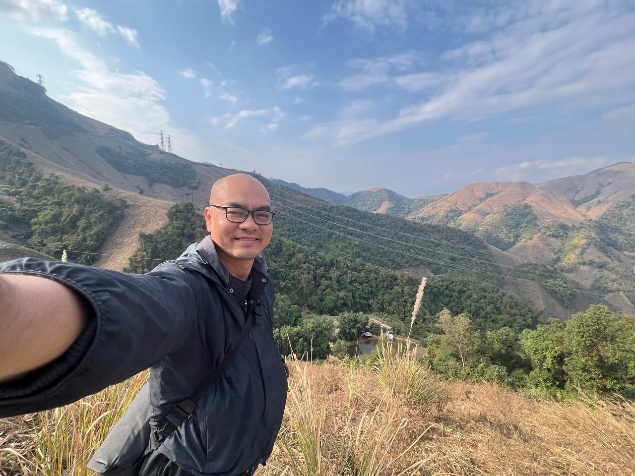 Tháng 12 năm 2006, tôi ở chung phòng với thằng bạn tên là Trần Hoàng Phong. Biết nó thông qua một thằng chí cốt thời đó, rồi nó cũng học cùng trường chuyên Nguyễn Bỉnh Khiêm nên lên Sài Gòn cũng ở trọ chung ngay khu dân cư trước cổng khám Chí Hòa. Nó đi làm được vài tháng, thấy đi làm vui, học hỏi được nhiều thứ nên khuyên tôi nộp đơn vô cùng chỗ là một công ty công nghệ khởi nghiệp tên Tìm Nhanh hay Kiếm Việc gì đó. Tối nào nó cũng tâm sự, có đêm 3-4h sáng hai thằng nằm tắt đèn không thấy nhau mà nằm nói chuyện hoài.

Nói mãi tôi cũng ừa một cái cho vừa lòng nó: tao hứa với mày là tháng 1 tao sẽ nộp đơn phỏng vấn.

Tháng một chưa tới, nó dí tiếp. Cuộc đời tự kiếm sống của tôi chưa viết cái CV nào, gặng quá trời ra được nửa trang A4. Đưa nó nó chửi vài câu bực bội, rồi nó tự viết lại luôn. Nó nộp vào Tìm Nhanh luôn. Ngày 8 tháng 12 năm 2006, tôi đi gặp nhà sáng lập kiêm tổng giám đốc để xin vào công ty. Lần đầu phỏng vấn tôi bị quá tải luôn nhận thức, chỉ nhớ mỗi việc ảnh có dùng tiếng Anh của một người Việt Kiều để trao đổi sau khi tôi nói tôi cũng biết một chút Anh Văn. Rồi nhanh chóng đề nghị một mức lương chưa bằng một nữa số tiền tôi xài cho nữa tháng: Mỗi hai tuần cô bạn của tôi rút tiền tôi kiếm được trong Paypal gửi từ Mỹ về Việt Nam $200, tương đương ba triệu đồng để xài, vị chi là sáu triệu. Ảnh trả: hai triệu rưỡi. Trong lòng như bị xỉ nhục, nhưng vì lời hứa năm xưa với bạn hiền tôi nhận luôn việc.

11 tháng 12 năm 2006 tôi vào nhận việc. Được biết sẽ báo cáo cho người sau này có biệt danh là Huỳnh hãi hùng, rồi định hướng làm một số thứ gì đó mà tôi cũng không rõ, vậy là tôi tự lấy cuốn sách lậu mới tải được để học về Regular Expression trong lúc rãnh chờ việc. Thằng bạn chăm sóc kỹ mỗi ngày, kéo tôi đi ăn để làm quen với các động nghiệp, cả nhóm của tôi và nhóm hệ thống của nó. Đi ở đường Võ Thị Sáu đối diện công viên Lê Văn Tám - chỗ nhiều tiệm bia ôm, làm tới ngày thứ tư thì sếp nó là anh Phạm Quốc Dũng kể là có mấy đứa lính của ảnh qua công ty mới tên là Viva khỉ gì đó mà bên đó vừa trả lương cao, vừa có cafe gói, mì gói tha hồ. Ảnh nói qua đó làm luôn đi, làm ở đây chi. Rồi kêu gửi ảnh CV hôm bữa nộp vô đây, ảnh nhờ lính ảnh giới thiệu cho.

Thứ 6 ngày 15 tháng 12 năm 2006, tôi gặp anh Lê Thành Trung phỏng vấn ứng tuyển cho vị trí kỹ sư phần mềm cho dự án mạng xã hội cho người Việt. Ảnh nói tôi chỉ biết bề nổi, nhưng vẫn đề nghị mức lương bốn triệu rưỡi - tức gần gấp đôi lương tôi chưa nhận một đồng. Tôi đâu có đắng đo gì để nhận mức đề nghị vẫn thấp hơn tiền xài mỗi tháng.

Thứ ba ngày 19 tháng 12 năm 2006, tôi vào Vinagame. Tưởng chừng có được cơ hội giúp cho Yobanbe không thất bại, ai ngờ lại phải thay thế một anh bên nhóm hỗ trợ kỹ thuật cho game. Thì làm luôn, có biết việc gì là việc gì đâu, công ty gọi lã cũ kia còn chưa nhận việc, nên đâu có lấy lương người ta nằng nặc trả làm chi.

Vô công ty thì cũng còn lạ nước lạ cái, thấy ở đây ai cũng vui vẻ hơn bên kia. Tuần nào cũng ăn không trái cây thì cá viên chiên, nhờ vậy mà 12 tháng tôi phục hồi luôn từ 68 lên 80kg. Trong lúc làm quen với mấy công cụ văn phòng, tôi đọc được email có một anh tên Đinh Bá Trực. Nghe quen thuộc vô cùng, đi hỏi bạn bè cho chắc tên thật super admin của GameVN, xác định đúng là ảnh. Nhắn tin ảnh ngay trên cái tool Communication của Microsoft lúc đó để làm quen lại. Chứ tôi trò chuyện đêm khuya với BM từ khi tham gia vào GameVN từ 2002 rồi, cả chị SweetKitty, rồi HungLong này nọ nữa. Rồi có mấy ngày ảnh qua họp về mấy vấn đề của trang web, nạp thẻ, cộng đồng, tìm được cơ hội chào ảnh cái. Ảnh nói ở Vinagame còn có Bunnyforever, newfriend, Lucifer,…toàn mấy anh em chinh chiến với nhau đã nhiều năm (hầu hết là trong thế giới ảo).

Vậy đó, ngồi một chỗ kiếm tiền không yên, thằng bạn chí cốt khiêng luông vô thiên đường của chính mình. Nó mới đúng cái câu khi ba tôi còn sống hay nói: con chỉ cần ngồi một mình có người mang tiền lại cho, với cái giọng của một ông Nho bói toán Tử Vi cho thằng con trai Út.