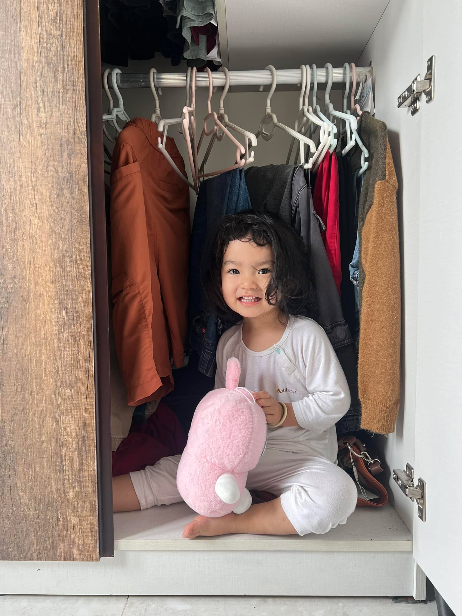 Một trong những câu dạy tôi nhiều nhất trong cuộc đời này là: take nothing for granted. Dịch nôm nay là đừng xem điều gì là hiển nhiên. Đây cũng là một trong những điều khó hiểu nhất mà tôi phải giải.

Ba thương con không phải là hiển nhiên.
Con thương má không phải là hiển nhiên.
Bạn ngồi nói chuyện 8 tiếng với mình không phải là hiển nhiên.
Không có điều gì là bình thường.
Ai giúp mình việc gì cũng phải biết ơn.
Ai cho gì mình cũng là quý giá.
Con thích trốn tủ quần áo giống ba không phải là chuyện hiển nhiên.

Khi hiểu tất cả mọi thứ không có gì là hiển nhiên, nó giúp tôi vận hành cực kỳ linh hoạt và hiệu quả từ công việc đến cuộc sống.

Take nothing for granted.