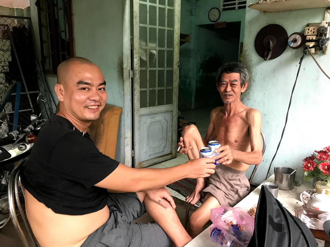 Tự do hay quản lý?

Ngồi nhậu với mấy ông bạn già lúc não cũng tranh cãi quyết liệt mới vui bù những lúc khác một người nói người kia ậm ừ: Dạ dạ anh nói sai tận sao hoả mà em cũng không muốn cãi lại đâu.

Toàn đầu bạc U50 nên ai cũng có một vài mụn con trừ người không muốn có con nên chủ đề sôi nổi nhì rõ ràng là chuyện con cái! Sôi nổi nhất luôn là phần mềm nhưng do tôi luôn thắng nên không cần kể ở đây. Chuyện là quản lý dạy dỗ con như thế nào trong thời đại công nghệ thông tin “mới quá so với mấy ông già”? Chứ có mới gì đâu? ChatGPT, Tiktok, Pornhub, Youtube, con mẹ gì đó sẽ ra đời ngày mai, quản lý những thứ này sao giờ?

Tôi đéo biết! Là vì con tôi mới hai tuổi tôi biết mẹ gì mà nói! Nó mới hai tuổi biết mẹ gì mà lo! Nên tôi thích nghe mấy anh con chưa 18 tuổi tranh luận.

Tôi không biết gì. Nhưng tôi biết một vài câu chuyện thế này:

Ba tôi dạy lớn lên con muốn cầm chổi quét rác, cầm tờ vé số, cầm xô múc cát phụ hồ, hay cầm viết ký tên? Con hãy liệu mà sống chứ không thì cầm tô mà ăn xin! Cuối cùng viết tôi cũng không thèm cầm, tôi cầm bàn phím ảo!

Má tôi buôn bán ở ven sông, tối đi sớm sáng về muộn. Năm 2003 xin bả hai ngàn đô la Mỹ đi học hai năm môn lập trình viên. Bả nói: tao cũng không biết đó là gì, tao trùm chợ Vĩnh Long (chợ không nhỏ) mà hỏi ai cũng không biết môn đó là gì. Thôi thì má cho con đi học đại chứ biết sao giờ! Hết 2004 tôi đã kiếm đủ tiền bù lại tiền học dị chi là 6 cây vàng ngày đó!

Tôi không biết cuộc sống của mấy bạn ra sao, chứ tôi luôn phải tự sống. Không có gì ăn phải kiếm cơm nguội đi xin nước mưa chan vô mà ăn. Không phải vì nhà không có gì mà chẳng qua tôi không biết nấu gì hết. Thế là phát hiện ra nước mưa ngon quá xá khi chan thêm nước tương! Học cấp 2 đế cấp 3 tôi tự học không ai kèm cặp, tha hồ đi chơi điện tử. Ba, má, chị biết khỉ gì về điện tử mà cản. Có cản cũng không cản được. Tôi chỉ cần học giỏi một chút là được tự do “đi học thêm” ngay.

“Nhưng mà mày không quản nó hư!” Đúng! Hư vô cùng. Cắp tiền, trốn học thêm, ngủ công viên, thi rớt đại học, đá gà, đánh bài, nhậu nhẹt, bia ôm, gái gú, hút chích. Tôi chơi đủ hết!

Nhưng vì sao đứa con út như tôi lại luôn thành công hơn anh chị nó? Vì ba má tôi bận quản lý kèm cặp hai anh chị tôi! Hai đứa bây phải như vầy, phải như kia, phải làm, phải học, phải phải phải. Tôi phải mặc quần áo cũ của ông anh, sách cũ của ông anh, giấy còn thừa của ông anh! Tôi không có nhiều tài nguyên cho riêng tôi. Tôi luôn phải tranh dành sự chú ý của ba má cho nên cơ hội để tôi trở thanh hư hỏng vì entitlements (éo biết dịch là gì, tạm gọi là “tự xem mặc nhiên là tao được vậy”) là không có vì anh chị em của tôi sẽ cho tôi một trận! Và tôi đã bị cho rất nhiều trận vì được ba má cưng chiều hơn. Ông anh ba đã từng kê dao lên cổ vì tôi…không rửa chén. Bà chị thì đánh đập không thương tiếc và cho tôi cơ hội ngủ ở nhà bảo tàng mà mém nữa bị bê đê đút đít! Hoặc miệng, ai biết nó sẽ làm gì?

Thế lý nào một đứa thành công và khôn ngoan lại là được sự kèm cặp của ba má nó nếu ba má nó còn sống. Những đứa bạn tôi như DJ bị mẹ bỏ lăn lóc ngoài đường (thật ra là nhà sách) giờ sắp thành công dân của thế giới so với ông anh đụng tay vào đâu là thành bại đó. Như Violet ba mất trước 18t thành nữ tướng trong nhà ngoài phố. Như thằng CEO bị anh hai đánh cho ra bã (thua tôi tí) giờ hiền lành tốt bụng chả đánh được ai.

Không tin lời tôi thì hãy tin lời cái ông nội Jordan Peterson nói về điều này https://youtu.be/Zl7h7fOSsPE?si=vXVi9fPPEq3_d0xU&t=03m45s.

Nếu mấy anh đề cao do tôi tự học giỏi và may mắn thì tôi cũng rất cảm kích. Nhưng mà may mắn chỉ đến với người luôn sẵn sàng chớp lấy thời cơ. Thằng đói khổ - khát nước phải múc nướng mương uống để không chết - như tôi thì tôi chớp lấy tất cả may mắn!

Nhưng mà cũng phải dạy tụi nhỏ chứ! Đúng! Mà dạy nha chứ không phải lại gần cây quạt máy là sợ đứt tay không cho lại gần.

Vậy dạy gì?

Ba tôi dạy tôi làm người:

Chọn bạn mà chơi.
Không bạn bè nào hơn anh em ruột thịt.
Phải biết chữ nghĩa mới nên người.
Nghèo cũng không bao giờ được làm ăn mày.
Giúp người khác chưa chắc người ta nghĩ mình tốt.
Sung sướng có người mang đồ cho ăn không phải làm gì. Nhưng vẫn phải nhai.
Lâu lâu nhớ uống nước mát nhe con.
Tết nhớ về thắp nhang bàn thờ tổ tiên dòng họ.
Không ở gần, không phải chuyện của mình thì mình có nói cũng không được.
Phải biết yêu động vật, nhưng yêu chim không phải là bắt chim về chuồng của mình. Nếu có bắt phải chăm cho thật tốt không để chim chết đói.
Đi thưa về chào.
Chuyên tâm vào công việc, việc gì cũng chuyên tâm.
Hãy như Quan Công!
Một chữ thật, không chữ xạo!
Thẳng thắn có thể giết chết con.
Sống phải biết những người xung quanh.

Ba dạy tôi nhiều lắm, vài câu vậy đó. Nhớ mãi suốt đời làm theo. Chứ để ổng còn sống rồi biết tôi huyên thiên trên cái Facebook xàm xí này thì tôi đã bị đòn nhừ tử.

Có khi được vậy tôi đã đỡ phải viết!