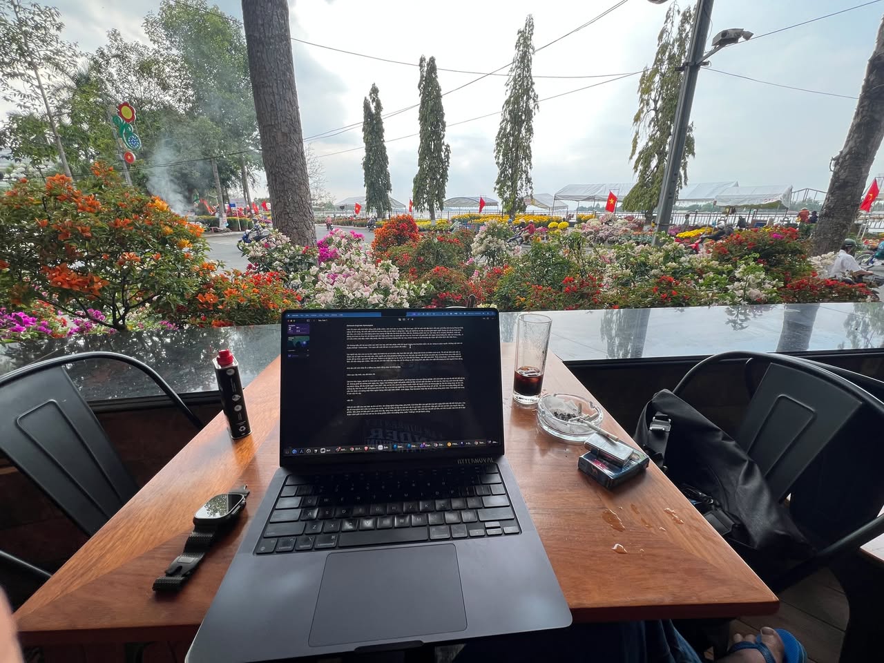 Hơn 22 năm viết chữ kiếm sống trên phần mềm, viết chữ nào ra cũng thấy khó quá. Hồi 16 tuổi mới tập tành viết các chữ đầu tiên trong Pascal thấy nặng nề vô cùng, 42 tuổi viết chữ thứ hai ba triệu gì đó thấy ít nặng hơn. Sao cái nghề kỹ sư này lại phải giỏi ngôn ngữ? Đụng vô cái gì cũng phải đặt tên, con chó con nhà hàng xóm cho mang về đặt tên thì thích thú lắm, để yêu thường chăm sóc nó. Cái máy vô tri vô giác đã đành, mấy cái dòng chữ thụt ra thụt vô với hàng trăm ám hiệu phải nhớ, lại phải đặt tên cho nó. Còn hơn cô giáo bắt viết ngay hàng thẳng lối, nắn nót từng dấu, vì chỉ cần thiếu một dấu chấm dấu phẩy, đào bới cả tháng không hiểu tại sao, khách hàng có tiền không lấy được để chữa bệnh lần tiếp theo…

Tôi không hiểu nổi tại sao phải cực khổ như vậy mới làm được một thứ quan trong như là phần mềm, là các công cụ giúp người. Không cần làm có được không?  Chưa được. Tìm cách dễ nhất để làm ra sản phẩm tốt nhất.

Cái nghề này làm cho tụi tui lâu ngày trở thành kỹ sư vô cảm, hay bực bội cáo gắt, nặng hơn là khi có thêm chút tự ái. Tôi nỗ lực lắm mới viết ra được các từ ngữ cho cái máy này, mấy người yêu đơn phương tưởng hay hả, thử yêu cái máy đi! Chưa nói phải yêu cái khô khan của mấy anh đi trước để lại nhen, gọi luôn là hốt shit. Thành ra tôi hay nói vui là: nó lại vô chế độ Chí Phèo, vừa viết vừa chửi. Thôi cũng được, Chí Phèo chửi dữ lắm, rồi hắn cũng yêu nhiều. Hắn sẽ yêu khi hắn hiểu cái máy này chỉ là công cụ để mang tình yêu đến cho một đối tượng là một người khác dùng.

Khó lắm để nhìn thấy ẩn ý đằng sau hành động đẹp và không đẹp.

Hôm qua vậy thôi, nay đã khác rồi.

Cái tính kêu ngạo, cái tôi to như bánh xe bò, cái sự không trung thành, cái lòng tham của các đồng nghiệp viết chữ kiếm ăn của tôi đã hết đất dụng võ. Không phải tôi không chờ ngày này. Ngày mà những người viết phần mềm bị đẩy vô tình thế của bác xe ôm lừa tôi, một học sinh tỉnh lên thăm mẹ bệnh nặng, để lấy mười ngàn năm 2001. Bác xe ôm tìm cách thu được nhiều nhất với người mình sẽ không gặp lại. Ba tôi cũng chạy xe ôm, ba không lấy tiền bà cụ mỗi sáng qua phà đi chợ. Sự xa xỉ mà cái nghề lập trình được ban tặng là bất công với xã hội. Tôi nhìn nó tương đồng với các cầu thủ được trả lương một trăm nghìn bảng mỗi tuần năm 2000. Juan Mata, Paul Scholes thấy đây là bất công cũng phải nhận. Cái nghề mà cung ít hơn cầu thì vậy.

Hết rồi.

Giờ chỉ còn đất cho các bác xe ôm có tình. Xe công nghệ cũng chạy, phụ thôi. Chứ đưa đón con gái lớn của ảnh ngày bốn bận đã hết thời gian. Lâu lâu đi mua giùm ảnh mấy con trùn cho cá ăn, ảnh đi nhậu thì lấy xe chở ảnh về cho an toàn. Có cái tình. Bây giờ cần bỏ cái hồn của người vào sản phẩm. Đâu phải chỉ bây giờ, luôn phải như vậy. May thay, bây giờ là lựa chọn duy nhất. Làm thế nào mà để cái tâm, cái hồn truyền vào thứ vô tri đạt được cảnh giới mà tôi hay nói tục là: dùng phần mềm mà sướng chảy nước *miếng*, thì sẽ thành công.