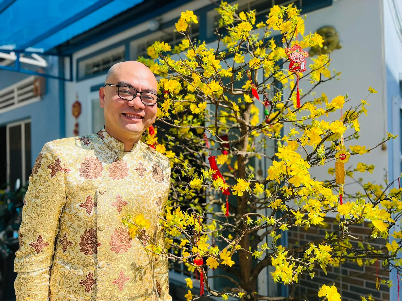 Quán cafe đầu hẻm sáng nào cũng đón mấy cậu, mấy chú mở hàng ngồi tám chuyện yêu nước, thương dân, thiên hạ làm sao cho thái bình. Ba ngày Tết, ngồi bàn dưới nghe lỏm được câu chuyện hôm nay của mấy chú bàn chủ đề tiến lên, xập xám. Đầu hẻm có cái đồn tạm giam, toàn công an rồi dân phòng, không gầy sòng được thì mình đánh bằng lý thuyết. Coi lý thuyết của ai giỏi hơn thì thằng người còn lại.

Nếu gọi bài cào là cấp một để làm quen mặt bài, cách tê (Catte) chắc là trung học, vậy thì tiến lên là trung học phổ thông. Chơi được xập xám là vô đại học rồi.

Tôi rất thích học cấp một, học giỏi nhất mấy lớp này. Trung học thi thoảng cũng thắng, thua đa số. Cấp ba thì rất thích vì cái món này nó hay lắm khi đủ tay: mỗi quân đều bốn, ai cũng có cơ hội nắm trong tay sức mạnh bằng nhau, tuy vậy chứ đánh thua cả đời cũng chỉ vài lần có đủ mỗi quân một lá. Sự không cân bằng nó mới hay làm sao. 52 lá cũng giúp cho việc phán đoán mỗi tay đang cầm 13 lá gì cũng thú vị. Rồi còn bài binh bố trận trong 13 quân như thế nào để có khi chỉ là không chết trắng, hoặc thắng nhiều nhất có thể, thắng nhiều nhất dù thua ba. Tiến lên hay như vậy thì binh xập xám là đỉnh cao nhất của môn điều khiển 13 quân. Tôi cho là hai môn này ăn đứt Poker ở tính chiến thuật.

Cái cách mà mấy chú ngồi đánh bằng lý thuyết rõ ràng là phương pháp lập thuyết (theorycrafting). Điều kiện không cho phép thực hành thì ngồi đánh nhau bằng lý thuyết, cũng là luyện nội công.

Tôi thích học lý thuyết từ mấy bàn cafe. Chứ đánh mấy môn trên trung học cơ sở tôi toàn thua, vì không nhanh nhẹn tính toàn được cục diện trận đấu, nhất là sau trận thứ hai mươi tư hay gì đó. Trí nhớ của tôi giỏi khi nó gắn liền với câu chuyện, sự vật, hay cảm xúc. Phân tích của tôi sâu nên cần một ván bài lớn, kéo dài nhiều năm. Còn lại thì chỉ biết trông cậy vào số phận, may mắn chia đều là công bằng nhất, thua sẽ không thấy mình dở, thắng sẽ thấy số mình đỏ.

Nói vậy chứ năm nay chưa được động não đầu xuân với mấy trò sát phạt, toàn là dành thời gian với mấy bạn già lý thuyết AI cho cú cược lớn nhất cuộc đời trong mấy năm tới.