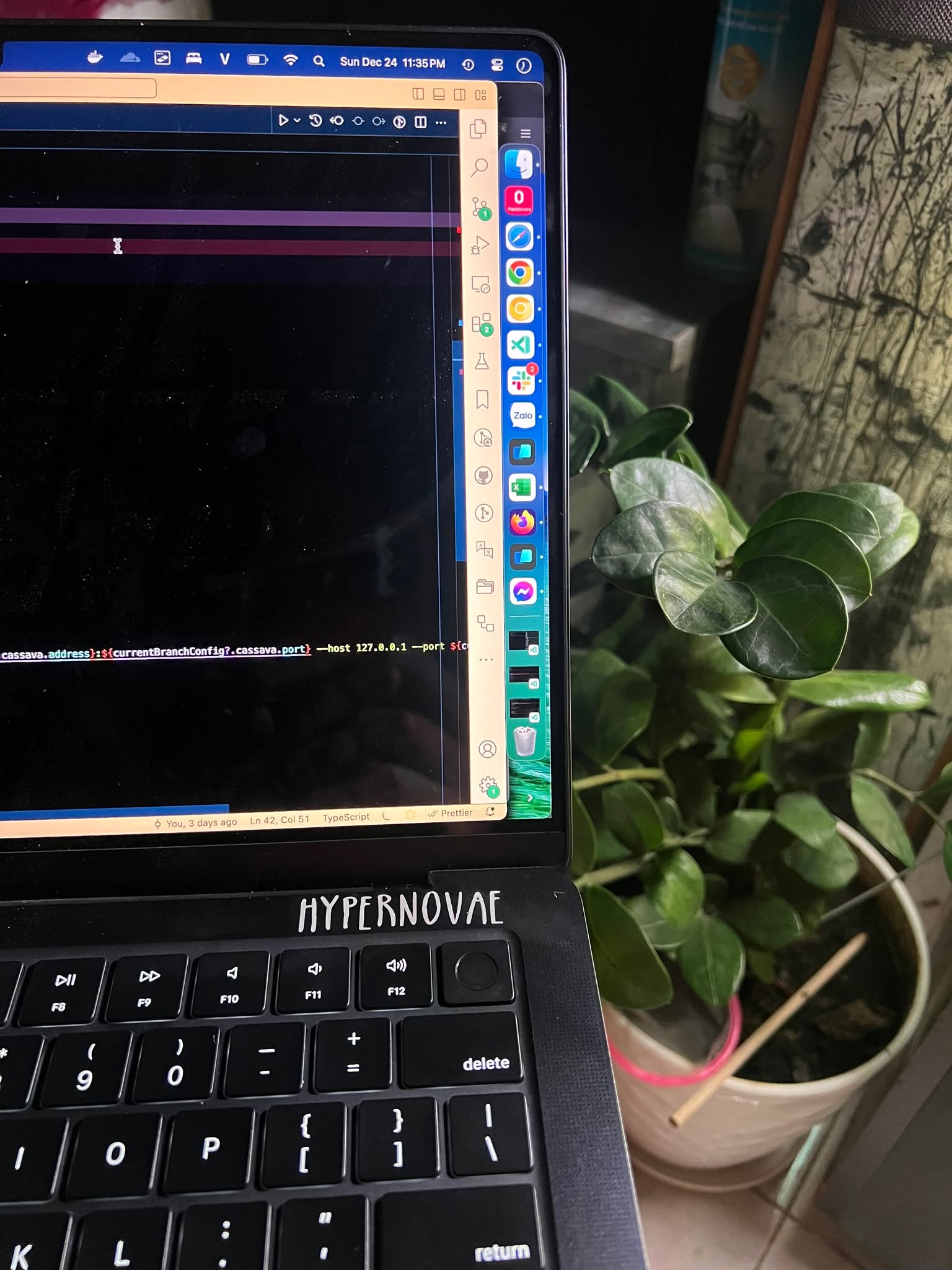 Nova: sự hình thành của một ngôi sao gây sự chú ý.

Nova là danh từ tiếng Latin: novae (nếu hỏi vì sao tôi rành và mê tiếng Latin thì tôi có giải thích trong bài phân tích tên khoa học của cá, nhưng thật ra là nhờ Wikipedia hết). Nova có nghĩa gốc là new - mới, trong thiên văn dùng để gọi sự kiện "brightening new star", dịch là ngôi sao mới đang tỏa sáng trong vài tuần hoặc tháng. Tính từ của novae là novus, novella mang nghĩa "mới" yếu hơn novus, được dùng nhiều trong tiếng Ý. Tiếng Anh dùng lại từ này và biến thể thành novel để mang nghĩa "tiểu thuyết". Tất cả tiểu thuyết đều là mới. Tất cả những cái gì mới đều được xây trên tàn tích và dấu ấn của cái cũ. Là cách hình thành của các ngôi sao: Nova.

Supernovae: cái chết của một vì sao.

Một ngôi sao chết đi lại mang tên là siêu mới. Siêu là sự hùng vĩ, to lớn, vĩ đại. Không phải chỉ vì khi chết ngôi sao tạo ra rất nhiều năng lượng và vật chất mà là do người ta biết cái tiếp theo các tro tàn này tạo ra sẽ rất vĩ đại. Trái đất, cây cỏ, động vật, còn người tất cả được sinh ra từ sự vĩ đại này.

Hypernovae: cái chết của những ngôi sao lớn nhất.

Những ngôi sao lớn nhất khi chết đi sẽ tạo ra từ 10 đến 100 năng lượng so với Supernovae. Sự to lớn này chỉ kém hơn Big Bang: khởi nguồn của mọi thứ.

Blackholes cũng mạnh, nhưng blackholes không mạnh trong việc tạo ra điều mới tốt hơn mà là giết chết điều tốt. Hầu hết những gì được gọi là hole đều không tích cực. Blackholes là cao nhất của tiêu cực, hãy tránh xa nó. Rất khó tránh xa tiêu cực.

Blackholes không ai muốn thấy nó gần mình, muốn thấy cũng không thấy được.

Hypernovae ai cũng muốn thấy, không thấy cũng không được.

death muốn mình là Hypernovae, năng lượng siêu tích cực lan tỏa mạnh mẽ nhất khi không còn tồn tại. Nhất là khi không còn tồn tại.

death ép mình phải là Hypernovae, death mang nó để trước mặt lúc nào cũng nhìn thấy. Để nhắc mình phải tốt, tốt phải to lớn, to lớn bằng cách lan toả. Nhỡ khi quên không cần tìm. Không thấy cũng không được.

(Ghi chú nhỏ về tiếng Latin: Latin không còn được dùng rộng rãi vì Latin là của Rome. Sau khi Rome sụp đổ, nhiều quốc gia đứng lên xưng độc lập và hiểu là để tự do thì phải có ngôn ngữ riêng của mình, như Việt Nam đã làm. Ý cũng phải bỏ Latin vì nêu giữ lại, cả châu Âu ghét Ý. Những nước không có ngôn ngữ riêng thì mãi không tự do)

Type font: Supernovae. Laser engraved by: Phan Long.