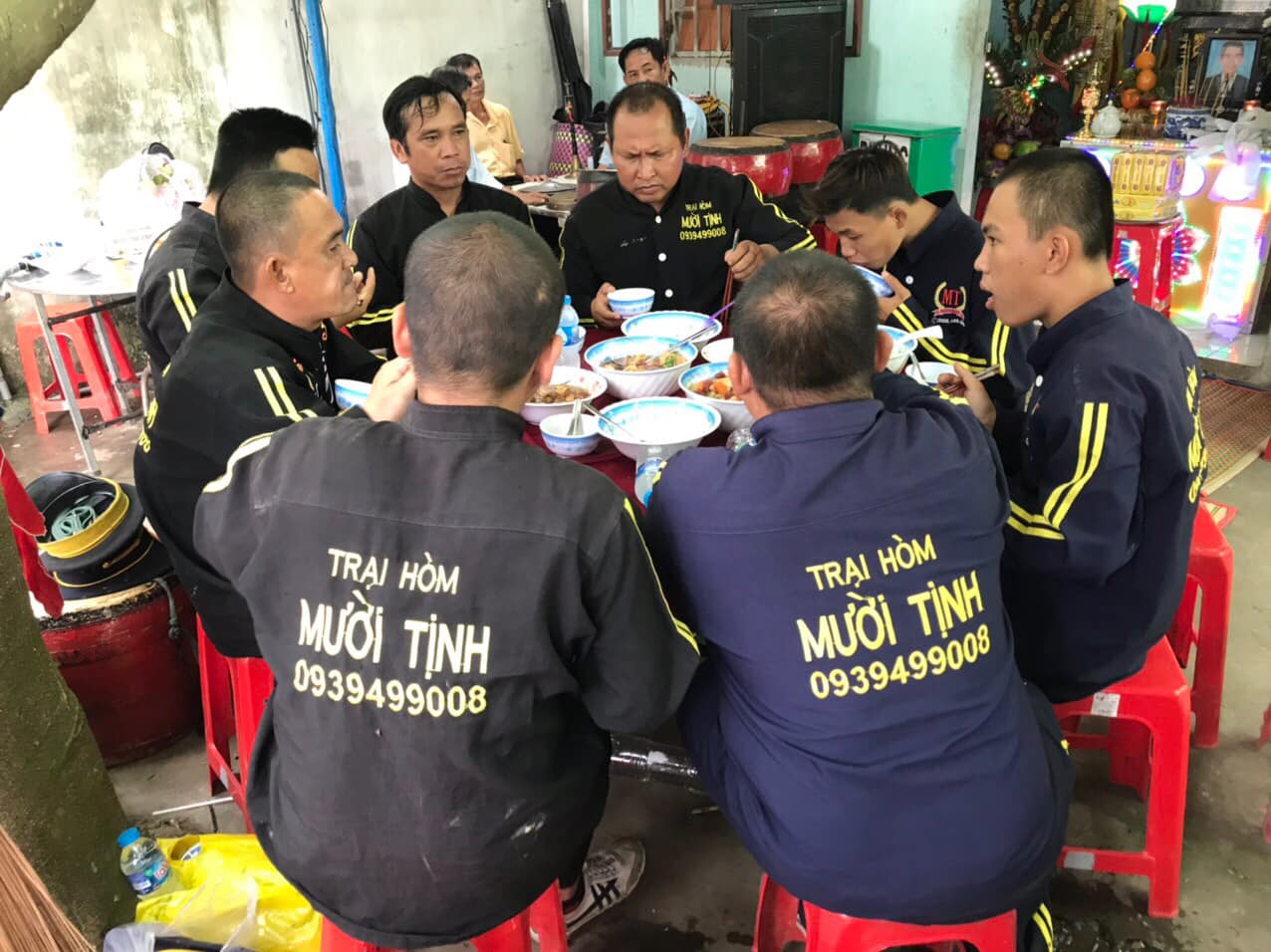 Chuyện đám tang miền Tây Nam Bộ.

Ông anh dân quận 4 người Sài Gòn hỏi: “ở đây đạo tì (người khiêng hòm) làm việc đúng giờ cơm thì chủ nhà mới đãi cơm ăn hả? Chứ trên Sài Gòn xưa giờ không có vậy”
Trả lời: “Dạ hông phải anh, đạo tì mà làm 3h sáng 30 Tết thì cũng được đãi ăn, 2h30 giờ chiều ngày 22 tháng 5 dương lịch cũng ăn, 11h30 khuya ngày 28 tháng 2 âm lịch cũng ăn, 8h sáng ngày 11 tháng tư âm lịch cũng ăn, 7h tối ngày âm lịch nào cũng đãi ăn. Tự người miền Tây từ xưa đâu có tiền bạc gì, đám ma toàn hàng xóm anh em trong nhà giúp đỡ nhau. Thanh niên tới tuổi lớn thì thay thế anh em đi trước mà học theo, tập cách múa phá hoàng, khiêng hòm. Không có tiền chứ còn đồ ăn thì nhiều! Nên coi như có qua có lại, đãi nhau một hai bữa ăn. Không có điều kiện thì một bữa trước khi đưa linh cữu đi. Có điều kiện thì chôn xong lại quay về ăn, thêm chút rượu đế gọi là chia buồn với gia chủ. Vậy đó anh, mấy mươi năm người miền Tây vẫn vậy.”