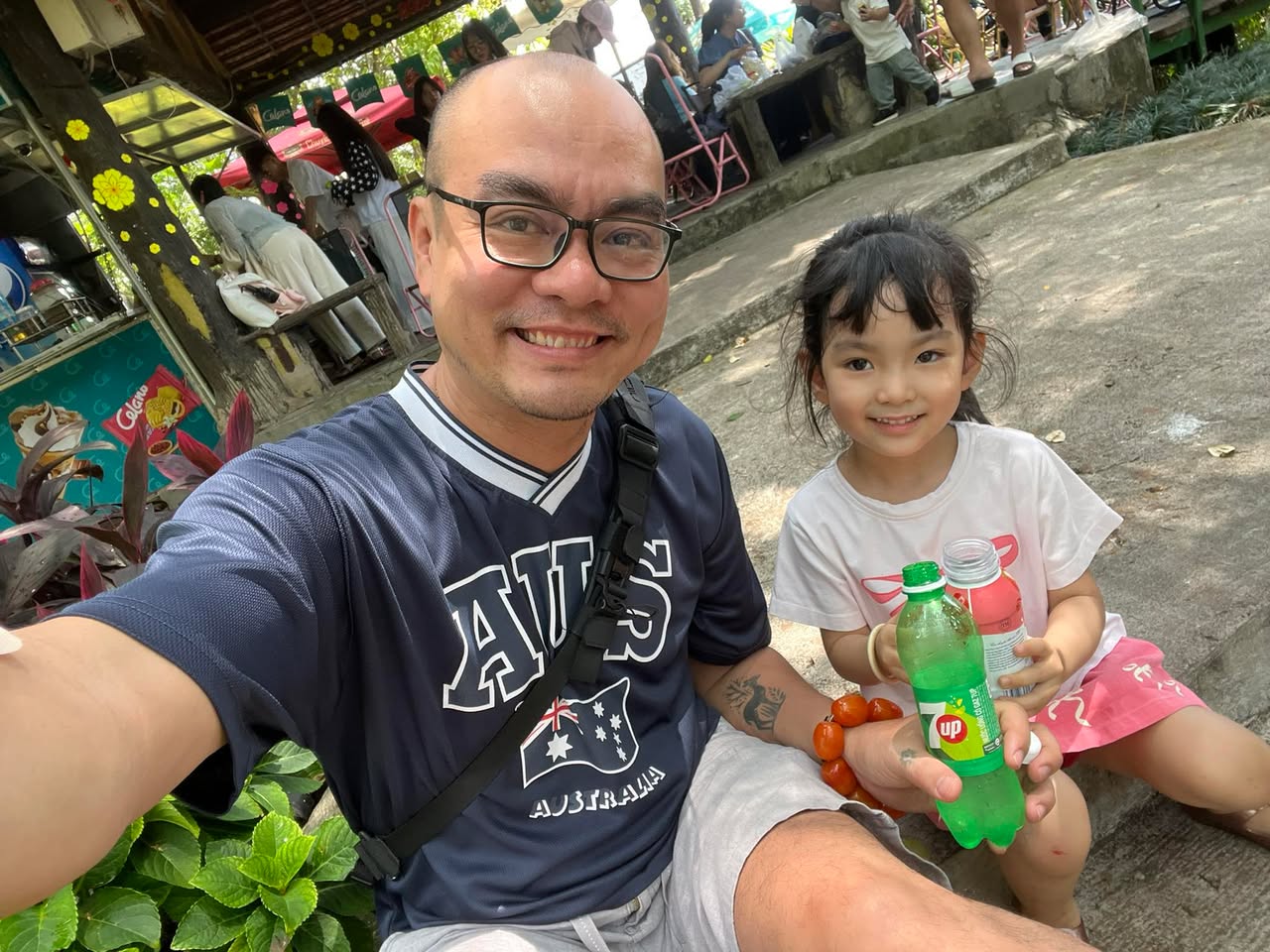 Mẹ cho Nai học tiếng Anh được đâu đó một tháng, một tuần hai buổi. Mỗi ngày học được từ mới, Nai về khoe với ông bà. Nai cũng tự học ở nhà. Nai leo lên xe ba như mọi khi, Nai vấp chân té xuống ghế, Nai hỏi ba “Bị té luôn tiếng Anh là gì vậy ba?”, ba nghĩ “chết bà, bị té dễ thương là gì mạy?”. “Bị té luôn là take a fall nha con”, Nai lập lại, quay qua khoe mẹ: “Bị té luôn là take a fall đó mẹ, con mới bị té á”.

Trên đoạn đường 100 mét từ nhà ngoại về, Nai đố lái xe tiếng Anh là gì, ba trả lời sành sỏi. Nai bảo ba đố Nai đúng tiếng Anh là gì, Nai trả lời sành sỏi.