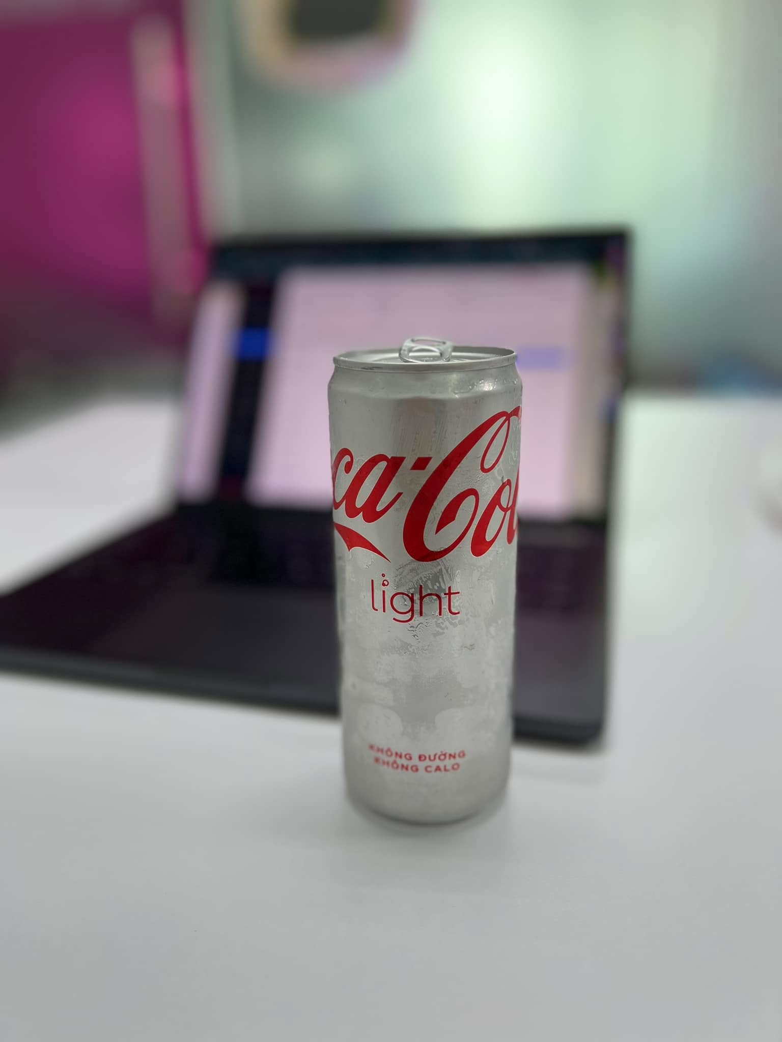 Chuyện về lon Coca

Anh uống coca chi vậy?

Với người Việt, mình uống nước giải khát Coca khi ngồi ăn tiệc, ăn nhậu. Cách vận hành này sai nguyên tắc giải khát như trà xanh, trà đá. Giải khát cũng là một cách vận hành không đúng mục đích (phạm vi hẹp hơn là không đúng) như thiết kế của các bạn phương Tây. Giải khát lại chỉ uống khi…khát. 

Tiếng Anh gọi loại nước là là refreshment drink. Tôi biết đến thuật ngữ này lần đầu khi chơi World of Warcraft. Trong game này tôi chơi Mage (yêu phép thuật từ nhỏ thành ra đi làm lập trình viên), Mage có một nhiệm vụ tối thượng là dùng phép thuật để tạo ra bánh (tăng HP) và nước (tăng MP) ban tặng cho thế giới. Và phép thuật tạo ra món này được gọi là Conjure Refreshment (https://wowpedia.fandom.com/wiki/Conjure_Refreshment). Dĩ nhiên dân nói tiếng Anh cũng dùng nó để vận hành để “làm mới”.

Tại sao lại là làm mới?

Các vận động viên hiện đại trong nhà đều có một buồng siêu lạnh (Cryo chamber) dùng để trị liệu phục hồi thể lực siêu nhanh. Lý do giúp đẩy nhanh này là não gặp nhiệt độ cực lạnh sẽ tập trung máu vào ngực để bảo vệ các bộ phận nội tạng quan trọng, giúp đẩy nhanh quá trình phục hồi. Mình chưa bao giờ bước vào buồng này nhưng có thể cảm nhận được khi bị dội một gáo nước lạnh hay ăn kem lạnh tới óc (brain freeze) thì cơ thể phản ứng ra sao và tác dụng tích cực đạt được là gì.

Đâu phải lúc nào cũng có kem để ăn, nếu có thì cũng không nên ăn nhiều. 

Cái lon coca không đường mát lạnh lại là vũ khí lợi hại để đạt được 0.001% của Cryo Chamber bất kỳ lúc nào mình muốn. 

Để cho não một gáo nước lạnh 🥶.