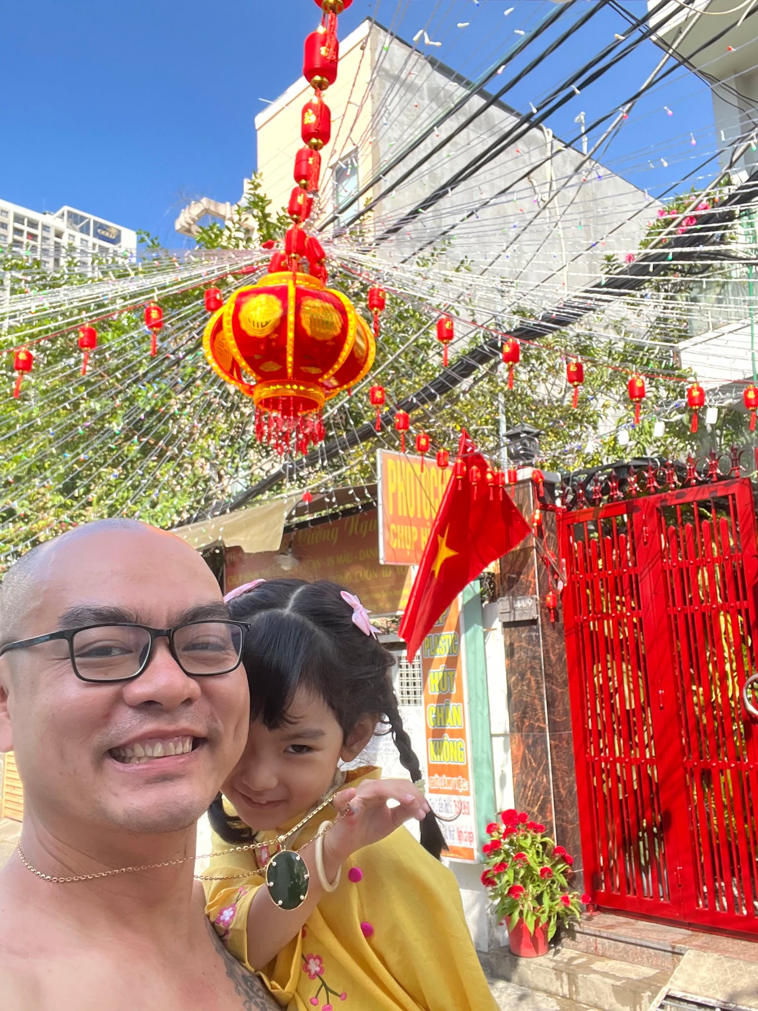 Thư gửi bạn, như lời cảm ơn.

Tháng 9 năm 1999 bắt đầu những bài học đầu tiên của lớp chuyên Lý trường Nguyễn Bỉnh Khiêm. Sự tự hào là học sinh duy nhất của trường Cao Thắng thi đậu vào lớp chuyên không giúp tui thoát khỏi danh sách chót lớp. Vì chót lớp nên tui chỉ biết chơi với các bạn cùng thứ hạng, cạnh tranh vị trí thứ hạng cao nhất cũng vui trong sân chơi riêng của mình. Để rồi cả đời không quên được nhau. Riêng bạn thì luôn là số đầu tiên của tất cả dãy số nguyên dương. Trong quá khứ tui luôn cạnh tranh với cái số này, nhưng nay sân chơi không phải của tui nữa rồi.

Bạn cũng được mọi người bình chọn để lãnh đạo lớp chuyên Lý đầu tiên và duy nhất của trường. Cái lớp duy nhất không bị lẫn: chuyên Hóa bị chia 2 lớp, Toán cũng vậy, Anh và Văn lại phải học chung mà tui nhầm lẫn mãi đây là lớp chuyên tiếng Anh Văn. Cái môn không dễ nhai nên chỉ có 26 đứa dám chiu vô học, 17 thằng con trai với 9 đứa con gái. Học hết năm đầu thì có một bạn nghỉ chơi luôn môn Lý. Gì chứ bạn một ngày thì cũng mãi mãi là bạn. Rồi bạn lãnh đạo lớp đặc biệt nhất trường cả ba năm học. Thành tựu thì không phải là lúc nào cũng vẻ vang, nhưng danh và tiếng thì luôn số một.

Thời một khi làm lãnh đạo, không thoát khỏi ánh mắt gièm pha, thị phi thiên hạ. Lãnh đạo của lớp đặc biệt nhất trường Nguyễn Bỉnh Khiêm không giúp gì cho mấy lời đàm tếu đó. Chưa kể bạn là học sinh Nguyễn Bỉnh Khiêm kỳ cựu từ lớp 6 nữa. Con của thầy hiệu trưởng này, hay cô giáo nọ theo tôi chỉ là những lớp áo giấy người đời ép bạn mặc. Sức ép nhiêu đó, vượt qua được mới giúp bạn có sự tự tin cao độ. Chứ nói gì mấy lớp Toán, lớp Hóa tụi nó quá đông, dân số đông nó kéo theo nhiều đứa giỏi quá. Chơi làm sao để nhỏ nhưng không phải thấp nhất, không phải lãnh đạo nào cũng làm được.

Kể công trạng của bạn cho ba năm, nếu kể theo từng ngày đi học thì có 200 cái táo quân cũng không kể hết. Nhiều quá kể không hết, thôi tui chỉ kể một.

Ngày hôm đó (ê, đứa nào nhớ là ngày tháng năm nào thì báo tao ghi lại) tụi mình học lớp thể dục nhưng thường lệ. Tui nhớ thời tiết hôm đó mát mẻ dễ chịu lắm, mấy tiết học thể dục của tụi mình là ở sân thể thao sau trường, được bóng mát của các bạn lớp khác đang ngồi học che chở. Bầu trời miền Tây trong xanh của tụi mình cũng ở đó, mấy cái mương cây cối um tùm xung quanh trường ngày nào cũng đòi vô trường chơi chung cho vui. Bởi, đứa nào cũng mong tới tiết học môn thể dục của thầy. Chờ tới tiết thôi, tới tiết rồi lại mong thầy tới trễ vì ly trà chưa uống xong hay là đang trong cuộc đọa đàm với thầy cô nào đó, để tụi con chơi một chút. Mấy cái khoảnh khắc ngắn ngủi đó của tụi con nó ý nghĩa lắm, đó là những thời điểm kết nối, nơi va chạm xảy ra để thân thiết hơn, để mãi không quên nhau. Rồi thì cái ngày đó có một va chạm mãi không quên được giữa bạn với tui.

Học với nhau một đoạn, bạn biết là khi gọi tên ba má tui là tui biến thành cục đá. Không như các bạn khác phản ứng này kia với tên ba mà mình, một trò vui của học sinh quỹ để nhớ phụ huynh nhau. Chắc hẳn con mắt giỏi của bạn còn biết là cục đá này bên trong đen như than, đỏ như núi lửa. Bạn thủ thỉ với mấy thằng con trai khác trong lớp: mày coi tao chọc thằng này rồi nó sẽ làm vầy với tao nè. Chuẩn bị kĩ càng kế hoạch trong đầu, bạn lại gần hỏi khi tui đang vui vẻ nô đùa với tám bạn gái trong lớp: ê, ba mày là người dân tộc gì mà sao đọc tên lại là Phẹc Phọt gì vậy mậy? (Ba tui tên Phát) Tui ngay lập tức biến một giây thành một tuần, để mọi thứ xung quanh chậm lại, rồi vương móng vuốt cùng nanh nhọn nhảy vồ đến. Như con sư tử tám mươi ký tấn công con linh cẩu trong phim tài liệu thế giới động vật. Con này nó xung lên vì năm đó là năm thứ 8 nó hận ba má nó. Chỉ cần một bàn tay vừa to vừa múp míp của tôi cũng đủ giữ cái cổ của bạn, tay còn lại thay hồ múa vẽ. Mấy bạn trong lớp từ trai đến gái mỗi người cầm một nhúm lông sư tử kéo lại, tui không biết là để làm gì, bao nhiêu đứa thì hãm lại được cuộc vui của tui với bạn? Tới giờ tui còn không hiểu tại sao tụi nó lại ganh tị với trò vui của hai thằng làm gì, một đứa thì nằm trên muốn giết đứa kia, đứa nằm dưới thì cười vui như chưa bao giờ vui hơn trong cuộc đời.

Rồi tui cũng thoát ra, ngồi thở hổn hển. Nước mắt tuôn trào tuồn tuột, răng nghiến không thôi. Sau trận chiến, ai cũng mệt. Khóc không phải vì tức, hay vì ức, mà là vì lần đầu đối diện với con mãnh thú trong tui. Khóc vì sợ, sao nhìn nó ác dữ vậy. Càng sợ hơn khi nhận ra tui với nó ở chung một chuồng.

Cũng đâu đó 25 năm từ ngày gặp thú dữ, một chặng đường đủ dài để thuần hóa nó. Hôm nay tôi cưỡi nó tung hoành, bạn ạ. Nhân năm Bính Ngọ, hay gọi nó là ngựa hoang đã thuần. Nhưng nói thiệt với ông, con này của tui nó có hai sừng, chân dê, tay cầm chĩa ba ông ạ. Nếu mà không có ngày hôm đó, chắc nó âm thầm gặm nhấm điều tiêu cực của tui rồi tui bị nó cưỡi ngày nào không hay. Thì làm sao bây giờ đi làm công ty cứu giúp người được. Công đức của ông mới là vô lượng. Cám ơn bạn, Nguyễn Công Huân @[100001481302210:2048:Huan Nguyen].

(Nói chứ, cuối năm đi họp lớp về tâm trạng rối bời. Toàn nghĩ súng đạn dao búa. Ai ngờ đợt số siêu vi ập tới, chắc do cơ thể đầu óc đang khởi nghĩa. Sáng mồng một khỏi bịnh mà như chết đi sống lại, mới thấy hoa vui, cỏ cười.)