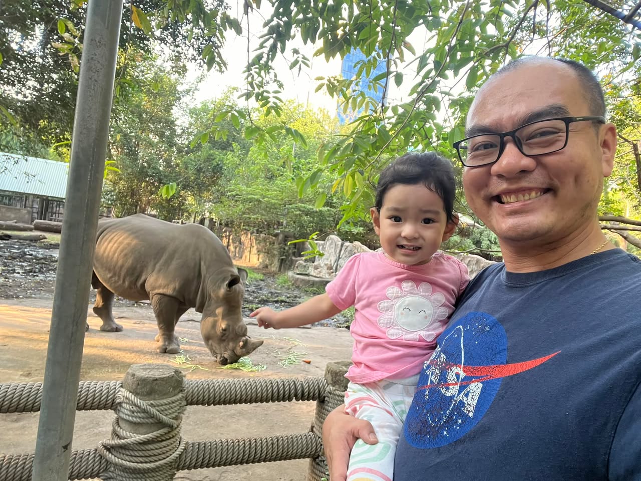 Cuối năm viết về sự trọc.

Tháng 10 năm 2009, tôi nhận thêm nhiệm vụ mới và nhiều đồng đội mới. Được lệnh từ cấp cao nhất triển khai một dự án bí mật phải hoàn thành trong vòng hai tuần để có thể phát hành nhanh hơn một game clone Gunbound chạy trên nền Windows của công ty đối thủ số một lúc đó là FPT. Sư phụ tôi gọi dự án này là Project X. Có lẽ không biết gọi gì sẽ gọi là X như một biến số chưa có kết quả trong một phương trình, hay như phim X Files - những tài liệu mật. Nhưng tôi thích hiểu nó là Extreme, Extraordinary để phần nào thể hiện sự phi thường và phi bình thường mà mỗi cá nhân cần đạt được để làm điều không thể.

Mục tiêu đã rõ, tôi nhanh chóng đưa ra chiến lược triển khai trong phần nhiệm vụ của mình. Một số ý tưởng đã nhen nhóm trong đầu từ lâu chuẩn bị cho thế trận này, nay được thật sự mang ra thử. Họp xong tôi nghĩ mọi thứ đã sẵn sàng, vậy chỉ còn một thứ là chưa: tinh thần. Lấy ý tưởng từ đội bóng Romania tham dự World Cup 1998 bằng tất cả mái đầu nhuộm vàng để thể hiện tính đồng đội, tôi muốn mạnh mẽ hơn, dữ dội hơn bằng cách cạo trọc đầu! Kêu gọi được thêm 2 thành viên tham gia. Tôi nhất quyết là cạo ngay trong hôm nay! Gần 7h tối hôm đó ba thằng chạy ra tiệm hớt tóc gần nhất cách văn phòng chưa đến hai trăm mét để cạo đầu. Một khi đã quyết chí thì sẽ không còn chí! Chỗ nào cũng được không kén cá chọn canh, miễn là đạt được mục tiêu.

Bước vào tiệm hớt tóc, ba anh em đều đặt hàng cạo trọc làm cả chủ và thợ không khỏi ngỡ ngàng. Liệu mấy ông này có phải giang hồ nào tới cạo đầu chuẩn bị đi chém ai? Hay là đang ngáo đá đây? Bản thân mấy ông thợ hớt tóc không thích làm việc cạo đầu. Một việc có thể nói không giúp nâng cao kỹ năng hớt chút nào, có người thì dị đoan mê tín nên không muốn giúp ai đi tu. Hỏi ba lần bảy lượt mấy ổng mới chịu cạo. Từng lọn tóc bước ra cho năng lượng đi vào, mất đi tóc nhưng thêm nhiều nhiệt huyết. Chiến!

Ngày hôm sau quay lại làm việc, tôi là người vào trễ nhất. Vị trí ngồi giữa không gian 120 chỗ ngồi để gây sự chú ý, vừa bước đến nơi cả trăm người vỗ tay ầm lên cho ba anh em. Cảm giác thật sự như đội Romania bước ra sân lần đầu tiên hồi World Cup năm 1998, bình luận viên nói về cái tập thể và quốc gia này nhiều hơn bóng đá. Hết các anh đến các chị đến chung vui, xoa đầu, vỗ vai. Hỏi sao tinh thần không lên được? Đó là lần launch sản phẩm nhanh nhất và thành công nhất. Đến giờ ai biết con game của FPT là game gì? Còn Gunny? Khỏi hỏi.

Về sau có thêm các anh em khác cũng tham gia hội đầu không tóc. Riêng tôi vẫn duy trì đến nay đã 15 năm. Câu tôi thường xuyên được hỏi là bao lâu anh cạo một lần? Vì sao không để tóc dài nữa? 

Vì để tóc thì sao có chuyện để bắt?
Vì tóc khi còn cũng đẹp mà khi không tóc lại đẹp hơn.
Vì không phải lo về tóc tai nữa.
Vì mát. Mát không phải vì khí hậu nóng mà vì cái đầu tôi toả nhiệt như lò luyện do lúc nào cũng tôi thép trong đầu.
Vì nếu không mặc áo cà sa được thì cũng có cái đầu giống thầy chùa.
Vì câu nói của người yêu khi đó: Tôi không có ngủ với ông thầy chùa đâu!
Vì các chị em gái khen quá, khoái để hoài: trọc hợp với anh, anh trọc nhìn được hơn cái có tóc đã rất được.
Vì tóc quăng để dài phiền lắm, để phiền đó cho con gái.
Vì hình ảnh của một anh tech lead từ Tencent qua công ty chia sẻ kinh nghiệm: thân hình vạm vỡ với mái đầu loáng bóng. Tôi muốn đứng vị trí anh đó truyền cảm hứng mạnh mẽ cho các-thằng-Lộc khác.

Bao lâu cạo một lần? Chủ nhật hàng tuần, 2h trưa tôi ngâm bồn tắm nghe tụi Tây nói chuyện công nghệ, triết lý, chăm biếm và cạo đầu. Những năm đầu tôi dùng dao cạo Gillette 2 rồi 3 lưỡi và sữa tắm hoặc bột cạo râu, mỗi lần cạo xong đầu rướm máu, xả nước một phát tê tái cả não. Thi thoảng lười cạo thì ra tiệm hớt tóc, ít có anh nào chịu cạo sát do dao lục, phần cũng sợ đứt da đầu, phần vì cạo đầu lên tay nghề hớt khỉ khô gì. Nên tôi chốt thôi để tự tôi làm tôi đau. Mãi đến sau này gặp ba vợ, ba tặng cho cây dao cạo 4 lưỡi hiệu BiC cạo đã quá, tôi lên Amazon đặt 40 lưỡi BiC 5 lưỡi. Dùng từ 2019 đến giờ chưa hết.

15 năm, nay tôi có thể cạo cả cái đầu trong vòng một trăm tám mươi giây là xong (180 giây, ba phút). Cái dao cạo râu xịn này xài 6 tháng chưa lục. Tôi cũng nghiên cứu để tóc không bao giờ mọc nhưng cộng đồng trọc cho hay anh em phải cạo cả đời thôi mày ạ.

Mỗi tuần tôi cạo chỉ để được cảm giác cái đầu trơn lùi hơn đít em bé trong 4 tiếng. Tới tiếng thứ 5 tóc tôi nó đã lởm chởm như tre. Ngắn ngủi và ít ỏi mới quý, mỗi tuần thấy “đã” một ít là đủ động lực để theo đuổi cả đời.

Bài viết gửi tặng sư phụ ngoại công, người đã truyền thụ võ công cho tôi từ năm 2002. Và rất nhiều thứ khác.