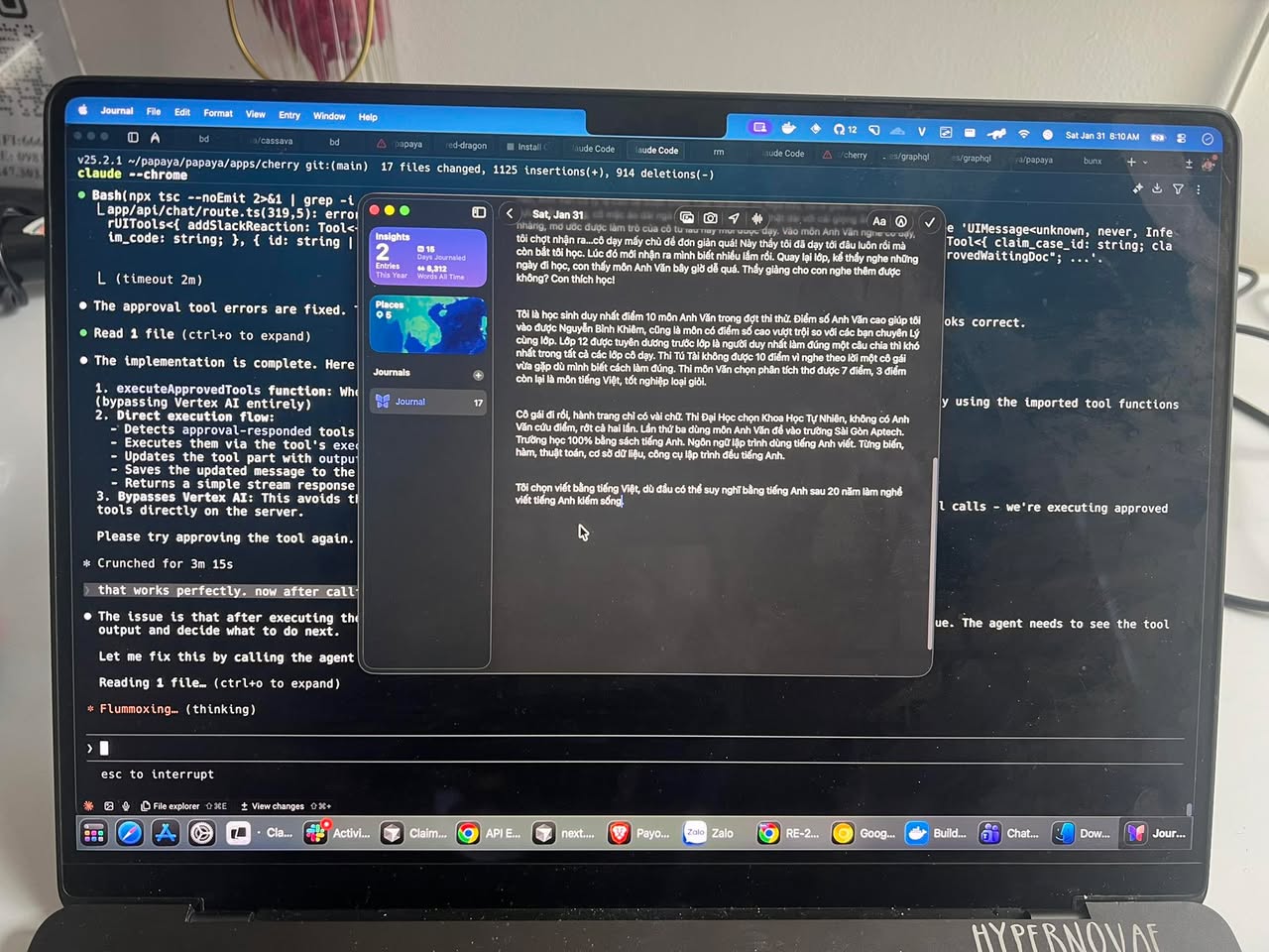 Từ mẫu giáo đến lớp 8 tôi được làm lớp trưởng. Không phải chỉ vì xương to, đầu to, không phải chỉ vì khả năng dẫn đầu, khuynh hướng muốn dẫn đầu. Có thể chỉ vì một số quy tắc ứng xử mà nhà nho giáo ba đã dạy là đủ cho mấy đứa lóc chóc loi choi.

Lớp 8 tôi ngủ dậy muộn, lần đầu trễ giờ đi học. Tôi quyết định thay quần áo đi học, có thể vào trễ, không biết sẽ phải xử trí sao. Đắng đo trăm vòng, tối chọn vào quán game quen thuộc. Chơi game đến giờ tan trường thì về. Lần duy nhất trốn học trong đời. Ngày hôm sau lên lớp, lần đầu tiên viết bảng kiểm điểm. Ngày họp lớp tiếp theo, cô giáo trảm chức ngay giữa lớp. Thế giới sụp đổ, nhà vua bị bay đầu.

Tôi chẳng màng việc học làm gì nữa. Lớp trưởng là động lực cuối cùng để giữ năng lực học tập tốt. Tôi cứ cấm đầu vào chơi điện tử.

Cuối năm lớp 8, thầy cô tổng kết và chuẩn bị cho năm học lớp 9 khắc nghiệt sắp tới. Cột mốc bản lề đề lớn. Tôi chuẩn bị cho cái chết tiếp theo: mình học dở quá. Má tôi thấy tình hình không ổn, sổ liên lạc cuối năm có môn Anh Văn dưới trung bình. Thi bốn môn chỉ cần một môn dưới 2 điểm là rớt. Môn Anh Văn sẽ giúp con đi bán vé số, con ạ. Má đi tìm thầy cho con, má bán ở chợ kiếm tiền, thiết lập được nhiều mối quan hệ tốt. Má hỏi hàng xóm, tìm được một người thầy chuyên dạy Anh Văn cấp tốc cho người xuất cảnh. Má sang nhà Bác Hai, ở cặp vách hỏi xin cho con được dạy. Bác Hai giúp con tôi, một chữ tình làng nghĩa xóm.

Tháng 5 tôi cắp sách vở sang nhà thầy, không biết chuẩn bị gì cho lần đầu học với gia sư. Thầy giảng giáo án 3 tháng hè sẽ bao gồm những gì: là học lại từ đầu vì căn bản của con như đứa trẻ học lớp 5. Mục tiêu là giúp con vượt qua được kỳ thi, to lớn hơn là quá sức của con…Một tuần 3 buổi đến lớp, tôi như bị tra tấn. Mọi năm hè là được đi chơi điện tử không biết đường về, giờ bị kèm một. Sáng đi chơi điện tử, tối học với thầy. Từng giây ngồi trong lớp, tay chân tôi cóng lại, tai tôi bịt kín, mắt tôi nhìn xuống cuốn tập trắng, nghe thầy chỉ con không biết gì. Thầy bắt con nhìn thầy dạy, học cho đàng hoàng, công sức má nuôi con đó. Con khóc thầy đưa khăn cho lau nước mắt, rồi mình học tiếp.

Học sinh lớp 9 được tựu trường sớm để có thêm thời gian học. Gặp gỡ bạn bè, tay bắt mặt mừng. Rồi vào từng tiết học, Văn Toán Lý Hóa Sử Địa. Không biết năm nay sẽ chọn môn thi nào, Anh Văn có tỷ lệ cao sẽ được chọn. Lớp tôi được cô Nga dạy, cô là giáo viên Anh Văn kỳ cựu nhất trường, cô mặc áo dài ngà thật đẹp, máy tóc cô thật dài với cái giọng ấm áp nhẹ nhàng, mơ ước được làm trò của cô từ lâu nay mới được dạy. Vào môn Anh Văn nghe cô dạy, tôi chợt nhận ra…cô dạy mấy chủ đề đơn giản quá! Này thầy tôi đã dạy tới đâu luôn rồi mà còn bắt tôi học. Lúc đó mới nhận ra mình biết nhiều lắm rồi. Quay lại lớp, kể thầy nghe những ngày đi học, con thấy môn Anh Văn bây giờ dễ quá. Thầy giảng cho con nghe thêm được không? Con thích học!

Tôi là học sinh duy nhất điểm 10 môn Anh Văn trong đợt thi thử. Điểm số Anh Văn cao giúp tôi vào được Nguyễn Bỉnh Khiêm, cũng là môn có điểm số cao vượt trội so với các bạn chuyên Lý cùng lớp. Lớp 12 được tuyên dương trước lớp là người duy nhất làm đúng một câu chia thì khó nhất trong tất cả các lớp cô dạy. Thi Tú Tài không được 10 điểm vì nghe theo lời một cô gái vừa gặp dù mình biết cách làm đúng. Thi môn Văn chọn phân tích thơ được 7 điểm, 3 điểm còn lại là môn tiếng Việt, tốt nghiệp loại giỏi.

Cô gái đi rồi, hành trang chỉ có vài chữ. Thi Đại Học chọn Khoa Học Tự Nhiên, không có Anh Văn cứu điểm, rớt cả hai lần. Lần thứ ba dùng môn Anh Văn đề vào trường Sài Gòn Aptech. Trường học 100% bằng sách tiếng Anh. Ngôn ngữ lập trình dùng tiếng Anh viết. Từng biến, hàm, thuật toán, cơ sở dữ liệu, công cụ lập trình đều tiếng Anh.

Tôi chọn viết bằng tiếng Việt, dù đầu có thể suy nghĩ bằng tiếng Anh sau 20 năm làm nghề viết tiếng Anh kiếm sống.

Kỹ sư phần mềm cần kỹ năng cứng là ngôn ngữ. Tôi đã nhận ra điều này trước khi làm với LLM, yêu cầu và giúp đỡ mọi người cần trao dồi khả năng ngôn ngữ. Cho chuyên môn của mình, giao tiếp với mọi người xung quanh, giao tiếp với khách hàng, đối tác. Giỏi một ngôn ngữ đủ làm được mọi thứ. Học thêm một ngôn ngữ nữa, mở rộng kiến thức, mọi thứ x2.