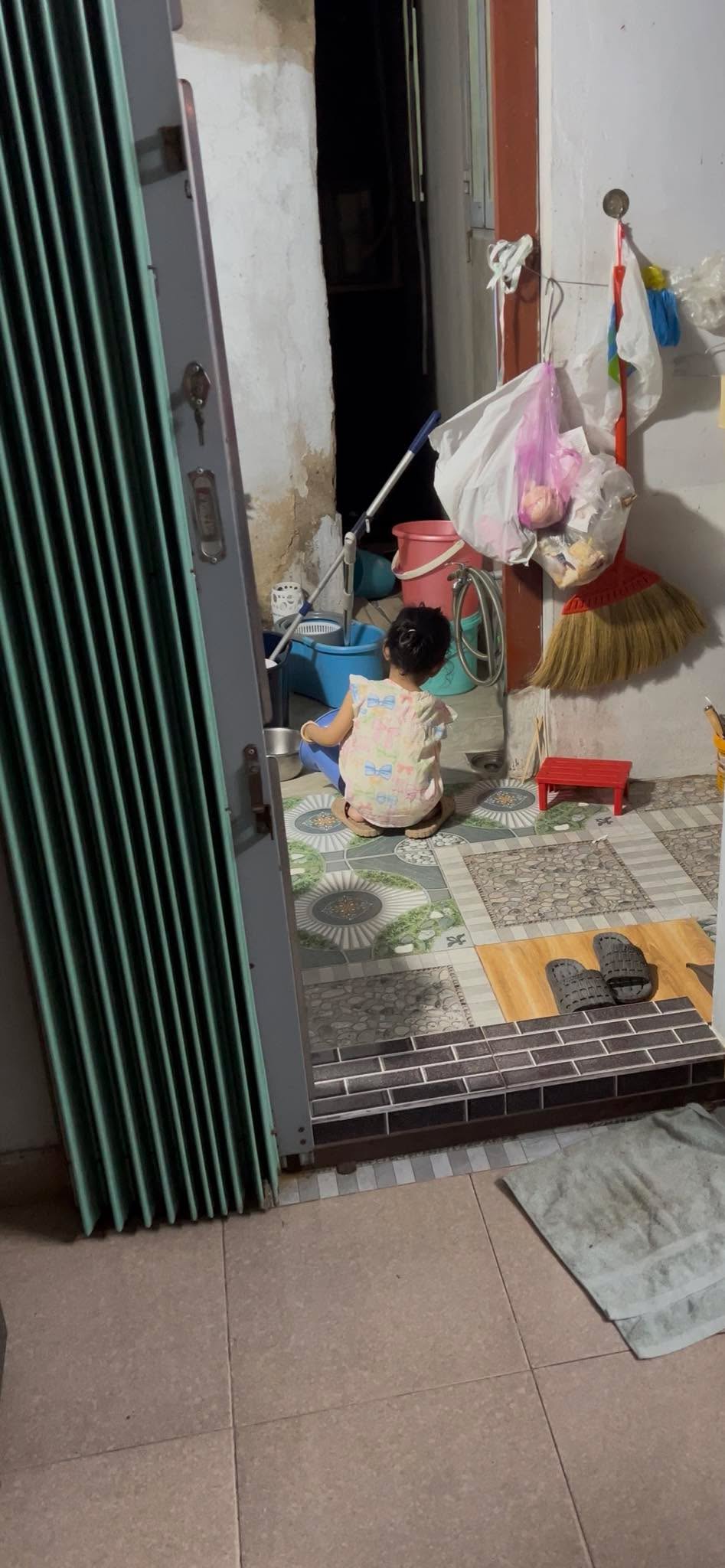 2026 này là tròn 20 năm tuổi của chiếc xe Future Neo má mua để cấp hành trang đi làm. Ừ thì đi làm cho chục công ty (Papaya đúng thứ mười) cũng 20 năm rồi đó. Từ công ty đầu tiên là Tìm Nhanh đến nay, chiến mã đã quá một trăm ba mươi nghìn cây số. Thương rồi giận cũng không ít lần, có mới nới cũ rồi có cũ nới luôn cái ít cũ cũng có. Vậy mà cũng quay lại với món quà má cho, sao bỏ được. Không bỏ được, phải thương. Thương để còn giữ lại cho thằng con trai, đứa cháu nội cháu ngoại, đứa nào ngoan biết thương nó ông mới giao nhen.

Lòng nói tiếng thương, lời yêu, chứ tui bỏ nó lăn lốc ngoài đường mưa gió. Thì tao với mày cùng trãi nắng mưa tận biên giới, có sao đâu mấy chuyện ông trời này.

Có cái chìa khoá cắm vô nó cũng không muốn mở ra. Ngựa không cương như người không chí hướng, xe không khoá dắt bộ thấy mẹ. Nhìn thì như thằng làm biếng nhớt thây, có cái chìa khoá cũng không lấy vô nổi. Nó như thằng ngu ngơ, không nhớ mỗi chuyện rút chìa đem cất. Cất kĩ quá tìm hoài không ra, ngựa mất luôn cương.

Cương phải luôn ở bên ngựa, cần ra trận là nổ máy chạy đi ngay. Sáng nào cũng ra trận đánh giặc, cương nằm sẵn nhảy lên là chiến. Ngày nào cũng đánh ngàn giặc.

Vậy mà thấm thoát hai thập niên ngựa vẫn khoẻ, cương vẫn còn, tướng vẫn đánh mỗi ngày thêm một giặc. Không có cái tình làng nghĩa xóm, ngựa cũng không còn nói chi cương. Không có mấy anh bảo vệ canh xe như giữ ngựa chiến, thì nhìn cái cương mấy ảnh cũng đem cất giùm. Mày đừng có rút chìa khoá ra, ảnh lúc nào cũng để vậy đó, tao giữ giùm ảnh hai ba lần, ảnh cũng cấm đó. Nhiều khi tao thấy ảnh chạy xe vô bãi như đi đánh giặt, đùng đùng nhảy ba bước lên tới lầu hai, nên không kịp rút chìa khoá.

Văn hoá là những gì diễn ra sau lưng mình, khi không có mình ở đó. Như anh ra trận mạc, ở nhà em nuôi mái ấm chờ. Như bà trông cháu, như ông ngoại trông cây, như cô dì cho áo mới. Tết về là có hoa đào hoa mai, có nồi thịt kho trứng, hạt dưa. 

Có tình thương.