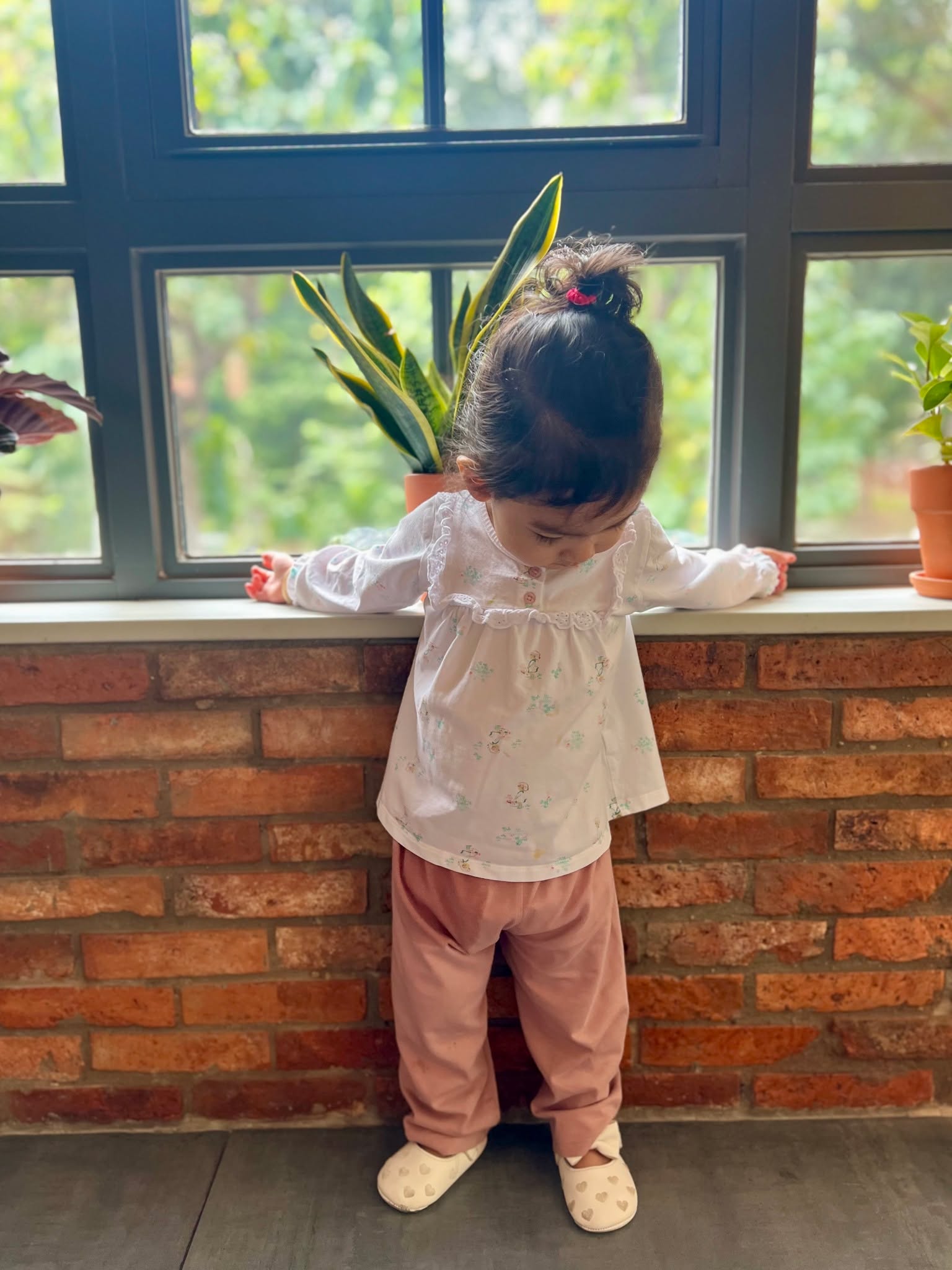 Hồi tuần trước tôi ngồi nhậu với anh sự phụ tech mới than thở chuyện mẹ già bệnh, con cái chăm sóc cực. Với tôi là mẹ, anh thì có bố. Ai đồng 4x ngồi chung bàn cũng cùng chung hoàn cảnh bố mẹ tuổi xế chiều. Anh mới trích một câu nói của một anh bạn khác, cũng 4x, là sẽ thủ sẵn thuốc độc trong miệng như điệp viên để nhỡ may đột quỵ thì cắn luôn chết cho rồi chứ thà không nằm liệt giường để con cái vợ cháu chăm khổ sở. Tôi gật gụ với sư phụ: em cũng nghĩ vậy đó, sống đủ lâu tuổi đủ yếu nên chết sớm không hành hạ người xung quanh. Rồi cụng ly cái cụp chốt chủ đề này nhiêu đây thôi nhen, mình nói chuyện công nghệ.

Nhiều công nghệ mới hấp dẫn phủ lấp suy nghĩ của tôi những ngày sau đó. Dẹp công nghệ qua một bên tôi suy nghĩ về cái nhận định uống thuốc độc kia. Thì ra suy nghĩ đó phổ biến vậy hả. Mong muốn của những thanh niên hiện đại tự do tài chính về cuối đời để không lệ thuộc hay gánh nặng con cái là suy nghĩ tốt, và rất phố biến. Bất ngờ là suy nghĩ tự giết mình để giải thoát người thân cũng đại trà. Có người thứ 2 thì có nhiều người nghĩ giống lắm, tôi tính toán dẫu biết người anh nói câu đó cũng khùng giống mình. Bộc phát, tính cách nổi loạn của tôi không chấp nhận việc mình đồng quan điểm với nhiều người. Tôi muốn có quan điểm riêng trong chuyện này từ nay về sau! Riêng thế nào? Suy nghĩ.

Thời những con người tự giết mình đều là ích kỷ, dù lấy lý do gì để nguỵ biện. Tao già 99 tuổi tao không còn đi được, không có tiền, không ăn được, ỉa có đứa chùi giùm thì sống làm gì nữa cho mệt? Vẫn ích kỷ. Không muốn con cái nặng nề thì nó sẽ không ở kế bên, mà có muốn nó chăm nó cũng không có chăm đâu. Nó bỏ quê lên thành phố theo đuổi đam mê hết rồi. Chỉ là mình sợ sẽ bị bỏ rơi, sợ nằm 1 chỗ không ai nhớ đến mình, 1 năm nó thăm mình 2 lần. Cho là không ích kỷ, không sợ trời đất đi, thì cũng phải sống mãi cho đến khi nào còn có thể. Tôi sẽ sống đến 120 tuổi, nếu được, nằm đau khổ nhớ về thời đỉnh cao chân còn tự bước đi được, không sao. Tồn tại đó để những ai còn nhớ tới, sẽ nghĩ. Người đang chăm mình, mình là gánh nặng, gánh nặng hoặc giúp người mạnh lên hoặc giết chết người, không sao. Người bỏ mình đi, biết mình còn tồn tại, tự vấn lương tâm mãi, sẽ học cách chiến đấu để vượt qua, tha thứ hay cương quyết dứt khoát cũng là rèn luyện tâm trí. Tôi nghĩ tôi nằm một chỗ ráng hết sức để thẩm thấu thật nhiều oxy mà cho ai đó 1 thông tin gì đó hoặc 1 bài học là vô cùng ý nghĩa. Dẫu không có ai, một mình chết khô tới thúi người ta phát hiện thì cũng sẽ thành câu chuyện giúp 1 thằng nhóc nào đó quyết định: tao thề sẽ không để ba mẹ tao bị đối xử như vậy.

Tôi tin việc bất kỳ ai tồn tại ngắn hay dài cũng mang lại ý nghĩa cho cuộc sống. Mặc khác, tôi cho rằng con người phương Đông mình không nên hướng theo các suy nghĩ Tây hóa như bố mẹ dưỡng lão không cần chăm sóc. Tụi nó biết gì về gia đình và tình cảm mà theo nó. Đúng, tôi sẽ xây dựng tài chính cho con tôi và tôi để có thể tự do làm điều mình thích. Để khi cần thì không cần phụ thuộc nhau. Nhưng khi chuyện xảy ra tôi vẫn rất muốn có người thân bên cạnh, như ba tôi đã không có hay mẹ tôi đang có mà cũng như không. Hay tôi nói đạo lý này nọ cho đã, ngày mai đột quỵ không kịp chuẩn bị thuốc độc, cũng chưa có tài chính gì ra hồn thì cũng vậy thôi! Sao cũng được, có người thì tốt, không có cũng không sao. Chuyện gì xảy ra thế nào cũng có đứa học được một điều gì đó.

Gửi con gái, phòng ngày mai ba mất trí nhớ con chưa kịp biết gì.