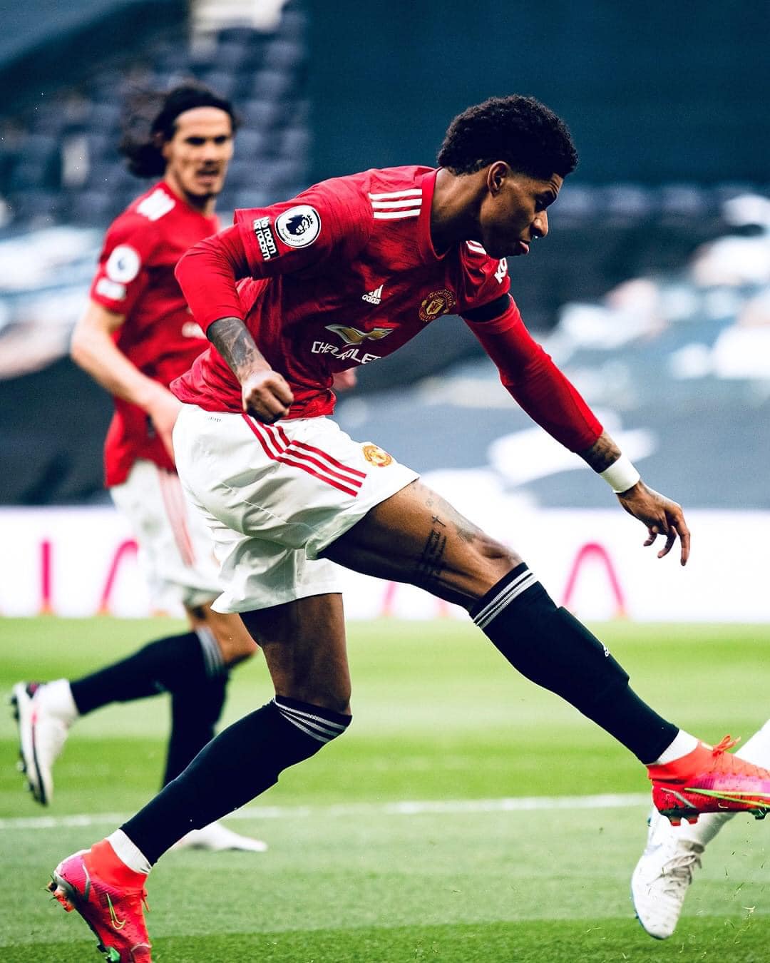 Bóng đá tấn công thương hiệu Manchester United.

Cách MU xây dựng bóng đá tấn công có tới 99% sự tương đồng với các đội bóng khác (thủ môn có khả năng phát động phản công, 4 hậu vệ thấp nhất có thể tấn công, vân vân). 1% còn lại chính là thứ làm nên thương hiệu Manchester United: khao khát chiến thắng đến giây cuối cùng. Với khao khát đó, việc bị dẫn trước là chất kích thích cực mạnh cho mong muốn chiến thắng.

Chỉ có khao khát đó mới giúp MU 2 lần lập kỷ lục thắng 9-0. Ngay trong trận thắng 9-0 đầu năm nay, người ta thấy Scott Mctominay trong lúc ăn mừng thúc đồng đội thu bóng trong bàn thắng thứ 9 để trận đấu quay lại nhanh hơn.

Chỉ có khao khát đó mới giúp MU có số trận lội ngược dòng nhiều như năm nay.

Khao khát đó được áp lên tất cả con người sống và làm việc tại MU. Và ảnh hưởng đến những con người xem MU là tôn giáo của họ.

Khao khát mang thương hiệu Manchester United.