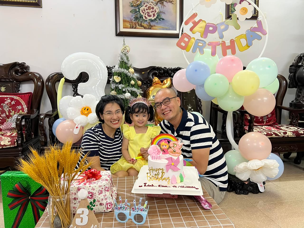 Học giao tiếp.

Muốn thử trình độ giao tiếp, hãy giao tiếp với đứa trẻ.

Đại đa số đều nản kèo, nhất là những đứa chưa phải nuôi con. Phần còn lại là phải làm, bị ép.

Tôi vẫn chưa học được cách giao tiếp với con khi còn trong bụng mẹ, lần tiếp theo sẽ làm được. Tôi bị áp lực giao tiếp hai chiều: hành động hay lời nói của tôi cần sự phản ứng đáp trả. (Không phản ứng cũng là đáp trả). Nên khi tôi chưa nhìn được mặt nó tôi gần như không thể làm được gì. Thật ra, chỉ là do tôi chưa biết nó là như thế nào nên chưa thể hình dung. Có thể chỉ là hình hài, là khuôn mặt, hoặc là sự “chính thức hiện diện”. Chứ khi Nai chào đời vào ngày này 3 năm trước tôi đã biết cách trao đổi với nó.

Ngôn ngữ chỉ là công cụ. Một công cụ rất mạnh cho việc trao đổi. Trước khi nó nói được thì dùng ngôn ngữ là vô nghĩa. Vẫn nên liên tục nói. Chỉ tôi là không. Tôi không thể nói khi không thể truyền cảm bằng lời. Nên tôi chỉ truyền cảm mà không nói. Lúc nó mới ra đời tôi chỉ thể hiện cảm xúc với nó. Lời nói, cho dù với ai, cũng vô nghĩa khi không có cảm xúc. Tôi xây dựng nền tảng cảm xúc cho Nai từ khi Nai mới sinh ra. Gọi là điều khiển, thì tôi điều khiển rất nhiều để mọi thứ theo như vậy: nhiều cảm xúc. Nói là của nền văn minh này, thì cảm xúc là bản năng của động vật.

Nhưng

Khi Nai nói được. Khi đứa bé nói được. Gánh nặng về giao tiếp mới hiện hình. Ba hoặc mẹ của đứa nào đó mới đột ngột nhận ra (hoặc 20 năm sau mới nhận ra) mình không biết cách giao tiếp. Nói gì với đứa trẻ chỉ mới nói được một số chữ mà mỗi chữ cũng chỉ một? Làm sao hiểu đứa trẻ chỉ mới nói được một số chữ mà mỗi chữ cũng chỉ một? “Nó còn không biết nó nói gì”, nhận định bình thường của con người. Dĩ nhiên rồi, nó có biết nói đâu mà! Làm sao nó biết nó nói gì. Anh biết nói mà còn chưa biết anh nói gì. Chỉ là nó cố gắng truyền đạt cảm xúc của cái nó muốn, bằng cách nói, hoặc khóc khi thấy người nghe không thể hiểu. Nhiệm vụ của người nghe là phải hiểu, nhiệm vụ của người nghe luôn là phải hiểu. Luôn có thể hiểu, chỉ là không muốn, không biết cách.

Tôi giao tiếp với nó như vậy. Từ lúc Nai chưa nói được, chưa biết nói, chỉ biết thể hiện cảm xúc rồi yêu cầu ba nó hiểu. Có ông ba không hiểu, hiểu ít, và hiểu nhiều. Tôi hiểu hết.

Đôi khi tôi phải ừ đại, vì không nghe được nó nói. Nhưng vẫn biết là nó đang khẳng định một điều gì đó, do cảm xúc đó của nó rất rõ, mà đã từ lâu tôi hiểu là nó chỉ khẳng định những điều chắc chắn. Như ba nó chỉ khẳng định những điều chắc chắn, hoặc những điều ba nó sẽ làm tất cả để bảo đảm sự chắc chắn này. Cảm xúc nóng giận, vui vẻ, hài lòng, yêu hận đều luôn rất rõ dù ngôn ngữ không hiểu.

Ngoài những lần ừ đại, thì ba nó luôn hồi đáp tất cả âm thanh mà nó phát ra, bao gồm lời nói, vì ba nó luôn hiểu cảm xúc nó ra sao và muốn gì. Ba năm là hơn một ngàn ngày, ba nó chưa bao giờ không đáp trả. Đáp trả có thể là cố tình im lặng, nó nhìn mặt ba thì đã hiểu hơn ngàn lời, nhất là những cái nhăn mặt chiêu mày. Khi không thấy mặt ba, có thể do ba đang chở nên ngồi cùng hướng, nó sẽ quay lại nhìn nếu ba im lặng rồi hiểu. Sự đáp lại trong trao đổi này tạo ra giao tiếp. Giao tiếp thực sự cũng chỉ đến từ sự quan tâm.

Không quan tâm có nói cũng không nghe nhìn không thấy.

Không giao tiếp được với đứa trẻ, không có khả năng giao tiếp.

Giao tiếp được với đứa trẻ cũng không có khả năng giao tiếp với ông căm 50 tuổi.

Giao tiếp được với ông căm cũng không giao tiếp được với con chó.

Giao tiếp được với con chó cũng không bằng người giao tiếp được với cá.

Giao tiếp được với con cá, là gì so với cỏ cây.

Có viết được không?