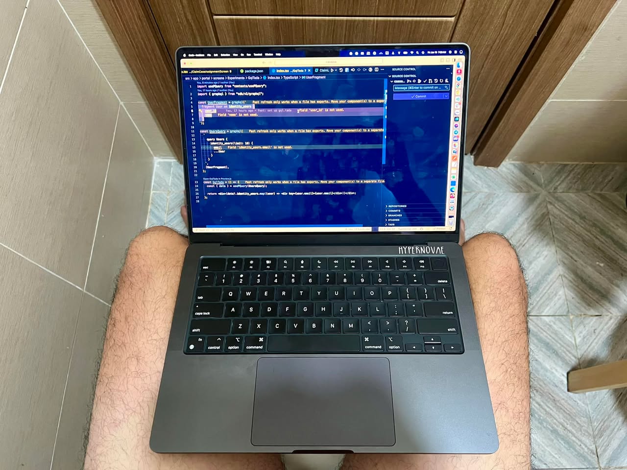 Mày làm nhiều để làm gì?
Làm bán mạng để được gì?

Nếu tôi ngồi nhậu đến 4h sáng được thì tôi cũng phải làm việc đến 4h sáng được.
Nếu tôi đạp xe 500km trong 5 ngày được thì tôi cũng phải làm tới sức cùng lực kiệt được.

Ngày hôm qua tôi được giới thiệu 1 lib có thể cải thiện  công việc của toàn team 10 người của tôi lên một tầm cao mới. Tôi lập tức dành cả buổi sáng để set up và report được 2 vấn đề liên quan đến 1 open source đang xây dựng điều không tưởng. Các bạn ấy ngay lập tức nhảy vào giải quyết vấn đề của tôi nêu lên. Tôi hình dung được cách dùng của mình là unique, nó sẽ giúp ít cho các bạn ấy. Các bạn này là thánh meta programming và đã giải quyết được vấn đề trong 5 tiếng trong lúc tôi ngủ lấy sức! Sáng sớm thức dậy đọc được tin nhắn của các bạn chia sẻ là họ đã đi từ “rõ ràng là không thể” đến “làm được rồi” thì việc gì tôi phải đợi đến vào văn phòng mới làm việc.

Cái cảm giác ngồi trên bồn cầu áp dụng công nghệ mới để level up khả năng của bản thân và team mình, làm sao có thứ gì hơn được hả?

Làm việc chỉ để được vậy!

Issue mentioned: https://github.com/0no-co/gql.tada/issues/22