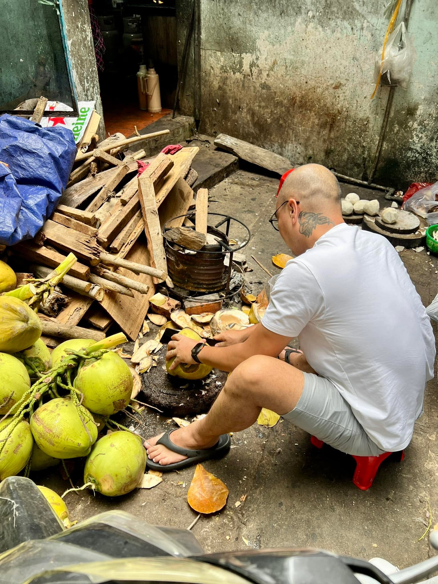 Sống

Mấy bạn phương Tây có cách lột tả về niềm vui, hạnh phúc bằng cách nói: “đi trên dây qua 2 đình núi làm tao thấy tao đang sống”. Họ thường nói khi làm những việc vô cùng mạo hiểm. Tôi tin nguồn gốc của cách làm này là do văn hoá khát máu của người Châu Âu. Xuất phát từ cùng cực, chết chóc, giết nhau dành sự sống.

Người phương Đông không cần đặt mình gần cái chết để thấy mình đang sống. Họ chỉ cần làm những điều đơn giản. Làm việc, yêu đương, bạn bè, xóm giềng. 

Khi hiểu những điều này là gì, ngồi chặt dừa của hàng xóm cho bạn bè uống cũng là sự yêu thương bằng công việc cũng thấy mình đang sống.