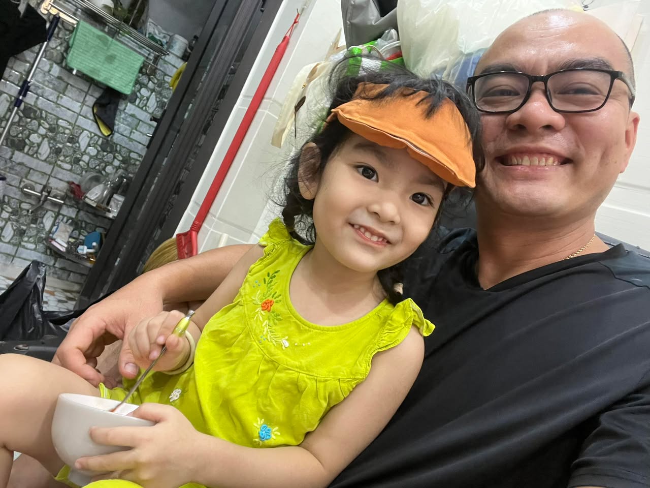 Hồi nhỏ má mới mua miếng đất người ta cho ở tạm xây nhà, anh nhớ anh ra đứng ôm cây dừa anh khoái nhất, trái ngon nhất, kế bên nhà nhất, ngay trước cửa, trái nào mà rụng tao lụm được trước (low hanging fruits hahaha). Ôm cái cây mà giờ đây đã là của mình rồi, nó sẽ mãi là của mình. Chơi với cây dừa không biết làm gì thêm, dừa thì không rụng, rụng chắc chết, coi có trái nào sắp rụng không chuyển qua chỗ khác đứng. Dừa tươi xanh lắm, không rụng. Ôm mãi không còn gì để nhìn, ôm ít thôi người ta nói mình khùng. Quay lưng lại dựa vô cây: hay là mình bảo mình là không bao giờ được quên ký ức này thì sao ta? Ký ức nào? Này thôi nè, đang đứng dựa vào cây dừa. Khó quá, học bài còn quên sao nhớ nỗi cái này? Ủa sao khó? Có mỗi hình dung này mà không được là sao? Như 1 tấm hình là đủ mà. Không cần nhớ cái cây này luôn. 1 hình ảnh này trong đầu thôi xem nhớ tới bao lâu hen.

Vài năm nhớ lại mình có cái gì cần nhớ thì phải. Cái duy nhất mình tự hứa không ai ép như thầy ép học bài, ba ép phải phải phải, má nói này này này, chị nói kia kia kia, anh nói nọ nọ nọ. Được, mình còn nhớ. Cũng được hơn 30 năm gì rồi. Ước chừng thôi, lúc đó chụp tấm hình quên ghi lại ngày tháng năm. Hôm nay vẫn nhớ nè bạn. Nhớ lòng vòng cái nhà cái cây mít, cái cần câu, cái ao tập bơi, mấy cái nhà tự xây, vẫn nhớ cây dừa. Có cây ổi, cây mận, cây lêkima, cây chùm ruột, cây sơ ri, cây hồng quân, cây so đũa, cây bông gòn, cây bình bát, cây nhãn, cây nhãn lồng, cây lúa, cây cỏ đá gà, cây lúa ma, cây mắc cỡ, cây xoài, cây me, cây bông trang trắng, cây bông trang đỏ, cây đa bồ đề, cây táo ta, cây lá cách, cây sung, cây dâu ta, cây dâu tằm, cây cao, cây tre, cây trúc, cây sậy, cây dứa gai, cây dứa, cây khóm, cây gì không biết tên mà củ như nhân sâm, cây ô môi, cây sim, cây súng, cây sậy, cây lao, cây lục bình, cây bèo chuột, cây bèo chân vịt, cây bèo tấm…cây nào cũng có câu chuyện từ khi nó lớn lên tới chết đi hay là ngày chia tay tụi nó năm 11 tuổi….tính viết một ít tên cây, nghĩ lại cây nào cũng đáng được ghi nhận như nhau, không lẽ ghi cả miền Tây?

Không nhớ tên giờ có Gemini giúp chỉ cho, nếu mô tả được đặc tính, nếu cây nào khó nhớ quá thì Google “các loại cây tuổi thơ miền Tây là ra”…

Khó hơn thì kêu Coding Agent tạo ra Agent nó làm cho. Nó làm được hết.

Công ty em làm AI cần tuyển dụng nghệ nhân về tạo Agent. Ai thích thì nhắn em nha.