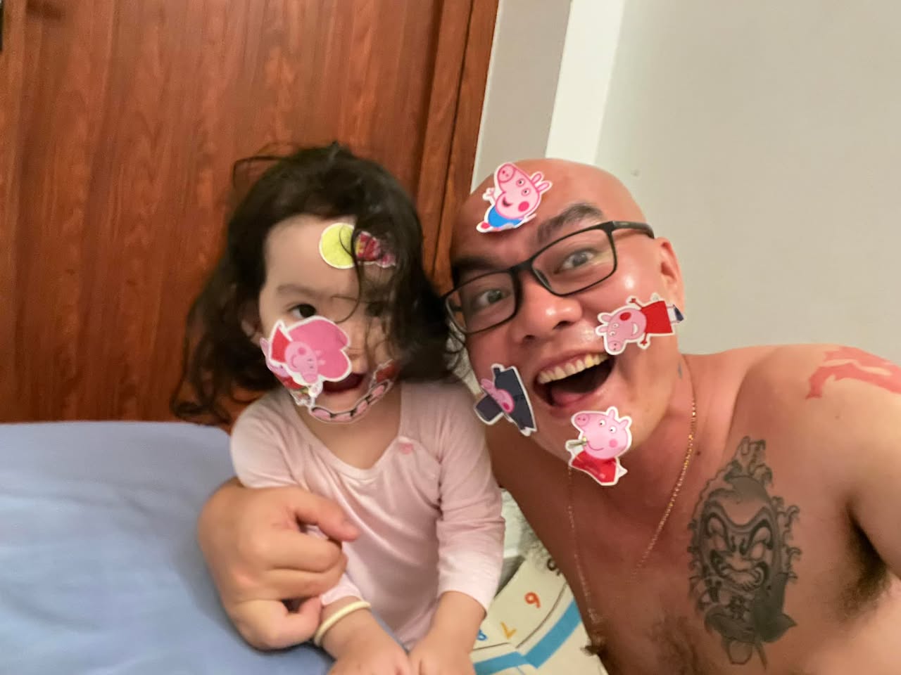 Phong cách sống của tôi: bạn.

Tôi sinh ra và lớn lên trong gia đình nghèo, ba mẹ anh chị em trăn trở từng miếng cơm manh áo vật lộn với cái khổ. Hạnh phúc gia đình là điều xa xỉ. Tưởng chừng nghèo không vui, khá giả tiền bạc thì vui vẻ cũng nhiều theo. Ai dè ba tôi chuyển chế độ sung sướng chỉ biết ăn nhậu rồi về đánh đập vợ con, tôi ít bị đánh nhất nhưng vẫn thấy đau khi là người phải chứng kiến tất cả. Tâm hồn tôi chuyển chế độ dành hết tình cảm cho bạn bè và những người xung quanh, không khác gì một đứa trẻ lên 3 nghe ba mẹ cãi nhau thì chạy trốn.

Cách vận hành bạn bè của tôi thật phức tạp để mà kể hết, xin trích một phần nhỏ trong mối quan hệ 30 năm với một người bạn tên Nguyễn Hữu Đức để hình dung:

Đức tham gia trường Cao Thắng năm lớp 6 với vị thế là con trai Út và duy nhất của một gia đình thế lực nhất trong chợ cá Vĩnh Long. Chợ Vĩnh Long là trung tâm đầu mối hàng hoá của các tỉnh miền Tây từ thời chính quyền cũ. Ai muốn thống lĩnh chợ, phải nắm được chợ cá, nơi xô bồ nhất của các chợ miền Tây với tài nguyên thuỷ hải sản trù phú. Khi Đức vào chung lớp 6.1 với tôi, ai cũng xì xào về gia thế của bạn là nhiều nhất, rồi mới đến vẻ điển trai răng khểnh hớp hồn các bạn gái.

Tôi là lớp trưởng lớp 6.1 - lớp giỏi nhất trong 3 lớp của trường cấp 2 giỏi nhất Thị Xã Vĩnh Long, thuộc phường 5 là phường nghèo và tệ nạn nhất Tỉnh. Tôi không dám chủ động kết bạn với Đức, biết rằng nhân vật này không đơn giản để tiếp cận. Đến một ngày nọ nhận tin nó đang cua con bạn thanh mai trúc mã học chung từ ngày đầu tiên đi học của mình, mình cũng không dám làm gì ngoài 1 vài lời khuyên cho Ngọc biết là chẳng được gì khi tình trong như đã mặt ngoài còn e… Đức tìm đến mình như thể hiện sự tôn trọng: bạn mày là bạn gái tao rồi nhe. Từ đó cùng bắt đầu phát triển mối quan hệ khắn khiết nhờ 2 thằng cùng…đẹp chứ nó học sao bằng tôi, Hữu Lộc - Hữu Đức như 2 anh em, cặp bài trùng. 

Thắm thoát đến cấp 3, Ngọc rủ tôi cafe tối ở quán cafe Hoa Nắng là quán mắc nhất Vĩnh Long thời bấy giờ. Ngọc khuyên lại tôi mối quan hệ giữa ông với Đức chỉ có một chiều, nhiều khi tôi thấy ông bị đối xử còn tệ hơn người ở. Tôi bảo Ngọc là mình quý nó, gọi nó là bạn thân thì như thế nào cũng được, sống chết có nhau, nó tệ mình cái này nhưng được cái khác: đơn cử như nó có nhiều bạn gái nhưng chỉ có tôi là điểm chung và tất cả cô gái đều mến tôi - tìm đến tôi tâm sự mỗi khi buồn. Vậy là nhất rồi.

Tính cách giang hồ trong gia đình giàu có và quyền lực biến Đức thành một người đàn ông đi đâu thì chỉ có người khác làm theo ý mình chứ không có chuyện nghe lời ai. Sau 12 năm học (nó học thành 14-15 năm gì đó), Đức kinh doanh các lĩnh vực liên quan đến tài chính mà Vĩnh Long là mãnh đất vô cùng màu mỡ. Với nguồn lực dồi dào, Đức nhanh chóng chiếm vị thế trong giới. Riêng tôi, mỗi năm ít nhất một lần tôi sẽ ngồi với Đức trong đêm giao thừa nhâm nhi vài lít rượu bia đến pháo bông cất tiếng thì về. Trãi qua nhiều năm, Đức xoay vòng mối quan hệ liên tục. Mỗi khi đón pháo bông tôi đều hỏi đến người nhậu chung vui vẻ 365 ngày trước đó, câu trả lời thường xuyên là nó mất dạy thế này, ông kia chó đẻ thế kia nên không chơi nữa. Chỉ tôi là người duy nhất luôn xuất hiện, gần 30 năm.

Đến đoạn hiện tại, Đức đã lủng bại, bỏ xứ mà đi để lại mấy đứa con, nhờ đó tối không có chỗ để ghé đêm 30 nữa thì có khi dẫn con gái đi chùa như xưa dẫn má đi khi bà còn khoẻ.

Điều tôi muốn nói nó dài dòng văn tự, nhưng tóm lại là thằng này không dễ từ bỏ dù ai nói gì. Tôi chơi với ai cũng chỉ có một kiểu: hết tất cả, dành trọn, đến mức có một bạn trai còn nghĩ tôi có tình cảm yêu đương, đến nỗi chia tay bạn bè tôi đau khổ nhiều năm…cho nên một khi đã chia tay thì cũng đã kéo dài 20-30 năm. Không sao, thời gian đó là để tôi rèn luyện cách sống, hiểu thêm về con người. Tất cả cũng là học hỏi.

Sống tốt được với đứa thất Đức, thì sống với đứa yêu mình mới đã.

Ảnh: nét mặt vui vẻ trước khi trọc Asin bị dính đòn vào gót chân.