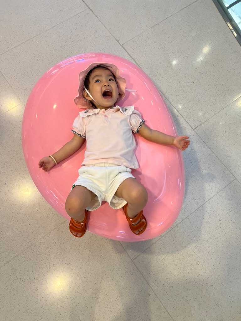 Tiềm năng xuất hiện trong mọi thứ của cuộc sống xung quanh bạn.

Hai tháng gần đây tôi thường xuyên nghe những bài giảng và podcast của một thầy người Canada là Jordan Peterson, một nhà tâm lý học lâm sàn. Ông hướng dẫn nhiều về cách vượt qua đau khổ, tìm hạnh phúc, xây dựng cuộc sống, và hiểu bản thân.

Ngày 01/01/2024, lần đầu tôi quay lại phòng Gym sau 9 năm. Tôi quyết định gym lại vì lý do sức khỏe 1 chút, thư giản 1 chút (cũng là sức khỏe), nhiều nhất là để dừng nhưng dòng suy nghĩ điên cuồng của tôi lại. Nếu chạy bộ, đạp xe, bơi lội là những môn giúp...tăng cường suy nghĩ, thì khi nâng 1 tạ 120kg trước ngực, não chỉ có 1 thứ để nghĩ là nó mà rớt sẽ đè mày gãy cỗ đó nghe con. Một điều mà tôi nhất trí với Jordan Peterson là rất hữu ích, bên cạnh nhậu cho thật xỉn.

Nhà tôi đi 200 mét là tới phòng gym của Lý Đức, 1 cái tên mà ai nghe cũng thấy mạnh mẽ vô cùng, tôi vội nhảy lên xe trong một chiều ngày Tết Tây để chạy trốn suy nghĩ của mình, đầu mang headphone nghe podcast #1208 của JRE với Jordan Peterson. Như để thử thách lòng người, Lý Đức đi nhậu ngày lễ nên đóng cửa. Tôi quyết tìm đến City Gym cách 2km gần đó, City Gym cũng đi nhậu. Không nản chí, tôi tìm đến Cali lại cách đó 2km (thật ra là đi 1 vòng quay lại kế bên nhà) với mục tiêu phải tập cho bằng được. Cali không đi nhậu, nếu hôm đó Cali đi nhậu thì chắc tôi cũng đi nhậu luôn cho rồi.

Nâng lại cục tạ mới thấy...chết mẹ cơ kiết mình còn đó hết ba má ơi! Thuở mười năm trước ngày nào tôi cũng chui vào phòng gym của công ty đánh nhau với tạ. Lý do duy trì được 3-4 năm là vì...tôi quá cô đơn. Thời điểm đó tất cả những phụ nữ tôi yêu đều bỏ tôi đi tìm tương lại riêng...(giờ quay về hết rồi, trừ 1 vẫn muốn làm công dân của thế giới). Nâng tạ đến một đoạn, Jordan Peterson nói: hãy thử đặt một mục tiêu cao cả: dọn dẹp phòng bạn và ghi lại những hệ quả xảy ra sau đó (trích đoạn: https://www.youtube.com/clip/Ugkx5v7uJpV6JJGhD0utW2poZY-L6UOo3Mw6 )

Nghe hết đoạn, tôi bị đóng băng ngay lập tức...chết mẹ, ổng nói chính xác tất cả những gì tôi đã trãi qua...

Khoảng trước năm 2015, tôi ở chung căn nhà cho thuê với 4 bạn trai học cùng cấp 3 khác. Thường xuyên là 3 bạn, thi thoảng là 4. Đàn ông độc thân ở với nhau thì 10 năm cái mền chưa giặt, cái gối chưa trở lưng. Tôi cũng đọc và nghe người ta khuyên hãy sống năng nắp sẽ giúp bạn tiến bộ blah blah blah con mẹ gì đó một ngày sung ba khía đi dọn cái ổ của mình. Dọn xong đúng là thấy mình làm được điều ý nghĩa. Ý nghĩa một mình chưa đủ tôi đăng đàng post lên Zing Me để khoe cái cảm giác làm được điều nhỏ mà tốt hơn mấy thằng khác. Một động thái trẻ trâu, thích thể hiện, thích cạnh tranh của Lộc cả đời không đổi được. Tôi cứ nghĩ làm vậy tụi bạn trong nhà không đọc được thì sẽ không...đến nổi láo. Cho đến một ngày cái thằng hiền nhất nhà nhờ tôi một việc mà tôi phải nhảy vào máy nó để làm. Làm xong thì phát hiện con mẹ nó cái bookmark to tổ chảng nằm trên Toolbar của Firefox rõ ràng là link đến bài đó. Không thể tin vào mắt mình, tôi vội mở rồi vội đóng cái bookmark như để che dấu sự xấu hổ của bản thân.

Sự nhục nhã với chính bản thân mình bắt buộc tôi phải làm mọi thứ đề bù đắp lỗi lầm. Đám cưới tụi nó tôi bỏ qua mọi thời gian và khoảng cách để xuất hiện cho bằng được! Và thường xuyên tìm thấy niềm vui khi dọn bồn cầu sạch đến từng milimet.

Cái tính thích thể hiện của tôi không bao giờ được chết, thứ duy nhất thay đổi: mày phải làm được đã rồi hãy nói là mày làm được!