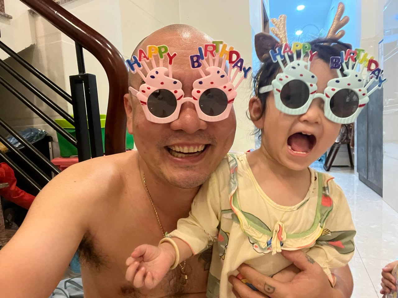 Hôm qua tôi được cơ hội ngồi 4 tiếng để catch up với 1 người đồng nghiệp cùng làm một sản phẩm thành công nhất cuộc đời cả 2. 10 năm gặp nhau 2 lần, tôi nói về những điều tích cực với tất cả rào cản đã được dẹp trong tinh thần tôi. Tôi tự do.

Tôi gặp bạn là để mời bạn về cùng cứu người Việt. Bạn giúp tôi phải tìm nhiều cách để thuyết phục bạn, tôi thích thuyết phục người khác. Nhưng tôi tin chỉ 1 điểm này là đủ:

Anh ước gì anh quay lại được tháng 3 năm 2015 để thuyết phục chính anh lúc đó nghỉ công ty muốn thay đổi cuộc sống người Việt qua làm công ty muốn cứu mạng người Việt.

Anh ước gì tháng 3 năm 2015 có anh hiện tại xuất hiện để rủ anh bỏ làm nơi huỷ hoại người Việt sang làm nơi chăm sóc người Việt.

Vì anh đã không xuất hiện lúc đó, nên anh đã phải vật lộn với anh để xây dựng lại từ số chỉ-lớn-hơn-0-một-tẹo trong 9 năm qua để xây dựng bản thân anh thật mạnh.

Để khi chuyện xảy đến, anh không cần anh tương lai xuất hiện.