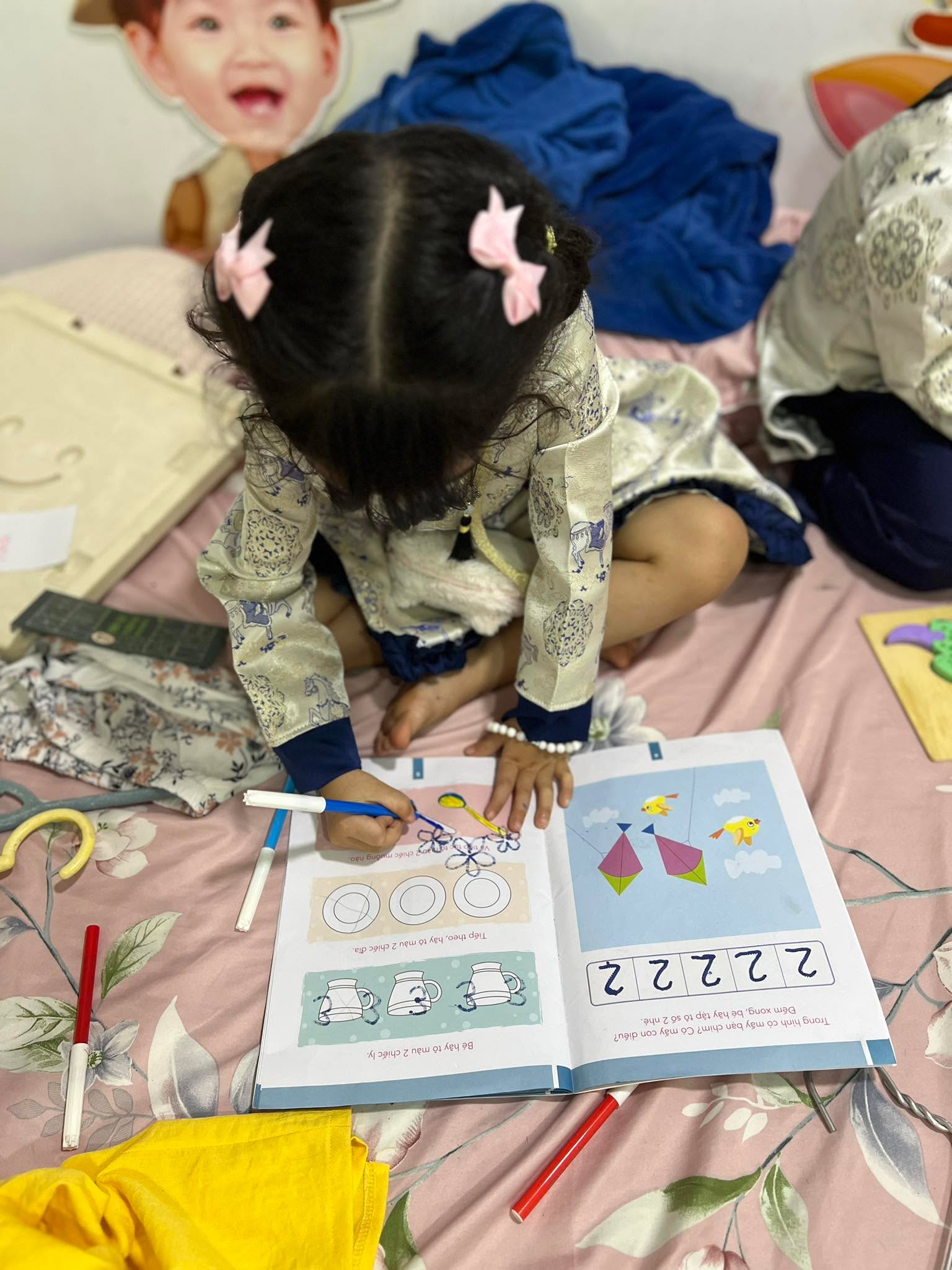 Tôi bắt đầu năm 2026 với nhiều điều mới lạ, như  mỗi sáng mỗi thức dậy là một ngày mới. Điều kỳ lạ nhất là tôi đã bước được một chân trong giấc mơ thu nhận con trai lớn của sư phụ làm đệ tử. Giấc mơ ít nhất chục năm trước tôi phác thảo lên ngay trong khoảnh khắc thằng bạn nhắc về anh sư phụ là con trai lớn của ảnh có dấu hiệu tự kỷ, khi ngồi nhậu ở quán Lương Hiền hay Hoàng Diệu gì đó. Bản năng gốc của tôi là tâm hồn dành cho những sinh linh cần sự giúp đỡ, như cọng cỏ không tên không ai muốn giữ, cành hoa có mùi ai cũng ghét. Bởi tôi đã mém mất xác vài ba lần rồi, nếu không có những sự giúp đỡ có hay vô tình, mà lần đầu tiên là còn chưa lọt lòng mẹ.

Đừng hỏi làm sao tôi biết tôi sẽ làm được. Tôi chỉ đơn giản là muốn, rồi phải, thì tin là sẽ. Bằng cách nào thì tính từ từ. Tính hoài không ra kết quả. Thú thật là bí luôn nên chỉ đóng mộc để két sắc. Cho đến một ngày cuối năm, anh em tôi lại gặp nhau trò chuyện, bắt nguồn từ tập tục nhìn lại mỗi năm khi còn làm việc chung mà hình thành luôn văn hoá ngồi uống trà đàm đạo nói chuyện rừng núi biển cả. Rồi khi cơ hội đến khi anh kể về bạn, về cái ngành bạn chọn học, cái vai bạn muốn diễn trên con đường gọi là cống hiến cho xã hội mà thường được gọi vắn tắt là sự nghiệp. May mắn xuất hiện rồi, Hữu Lộc chớp thôi, may mắn là Hữu Lộc, ba nói con muốn gì cũng có người mang lại cho con mà. Thì con lấy. Nói chớ cũng phải thuyết phục anh là cho em đi, em có thảm trải sẵn lâu rồi, có cái thảm em mới thay có tên là trí tuệ nhân tạo nữa nha.

Giờ tạm gọi là em, nhưng khi thời điểm đến sẽ phải xưng hô cùng lúc cháu rồi em. Vợ bảo tới tuổi được làm việc với con của bạn bè rồi.

Tâm hồn của em đồng điệu với tôi lắm. Cộng với sự chuẩn bị kỹ càng nhiều năm, tôi bắt đầu lại cách dạy. Được bắt đầu dạy trẻ từ trước ba mươi tuổi, các bạn ngày ấy còn chưa ra trường, nên có chút giáo án phòng thân. Càng về sau với bộ giáo án đó tôi gặp nhiều vấn đề nan giải. Không lẽ khả năng thầy của mình chỉ tới đó sao? Ngẫm nghĩ hay là thử học lại với em. Rồi tôi cũng chơi đại: trong giai đoạn kỳ quặc về cảm xúc của sự bùng nổ vừa công nghệ vừa bản thân, tôi phải liên tục hỏi chính mình mày cảm thấy gì; tôi bắt đầu những buổi nhìn lại công việc với em bằng câu hỏi: em đang cảm thấy như thế nào?

Bắt đầu bằng gọi tên cảm xúc. Rồi mình đi ngược lên kể các câu chuyện dẫn đến cảm xúc đó. Kể luôn điểm bắt đầu của sự việc hoặc hành động. Vì cảm xúc luôn đi đi cùng hành trình suy nghĩ và hành động, vì tất cả kết quả và giá trị đều là cảm xúc.

Như bài hát của thiếu nhi mà Nai hát rất giỏi (gọi tên cảm xúc), cần biết cảm xúc đó là gì, xong rồi hiểu nó, để trân trọng nó, rồi dùng nó để chuyển hoá cho lần hành động tiếp theo. Tích cực là để tạo kiên cường cho khó khăn sắp tới, tiêu cực là để học sự hiệu quả, tập trung, biết là mình chưa biết. Một chuỗi xoay vòng không dừng, như ngày rồi đêm thay phiên nhau đóng vai chính trong hai mươi bốn tiếng.

Mới chỉ một tháng, tôi học được nhiều quá. Cảm giác như cầu thủ bóng chày chuyển từ đánh sang ném banh. Chỉ cần thêm 20 năm tu luyện sẽ giết cả giải đấu. Tôi cám ơn em hai ba lần như biết không bao nhiêu là đủ. Tôi thấy được điểm yếu từ xưa giờ là tập trung vào đầu việc, phân tích quá trình, sau đó phải nội suy ra cảm xúc của mấy em đang muốn che giấu. Năm 2026, thứ duy nhất nên nội suy là khi các mô hình ngôn ngữ dùng máy tính. Còn với tôi, tôi phải biết.